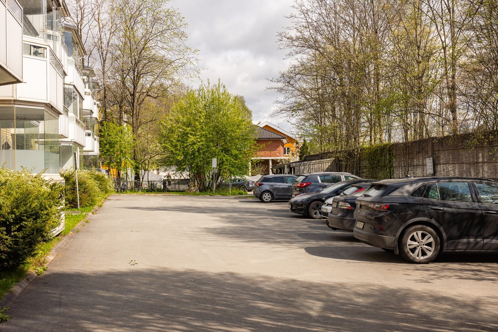 Borettslaget har noen p-plasser, men ingen utleie. Førstemann-til-mølla-prinsippet. Galleribilde