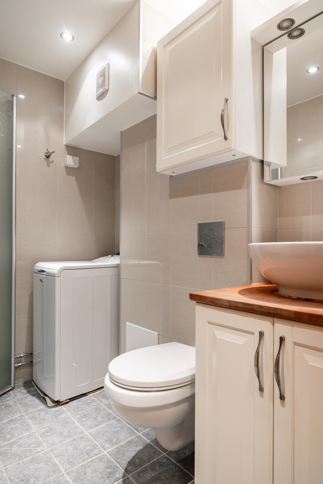 Her er det flislagte vegger og fliser på betonggulv, samt sparklede og malte himlingsplater. Galleribilde