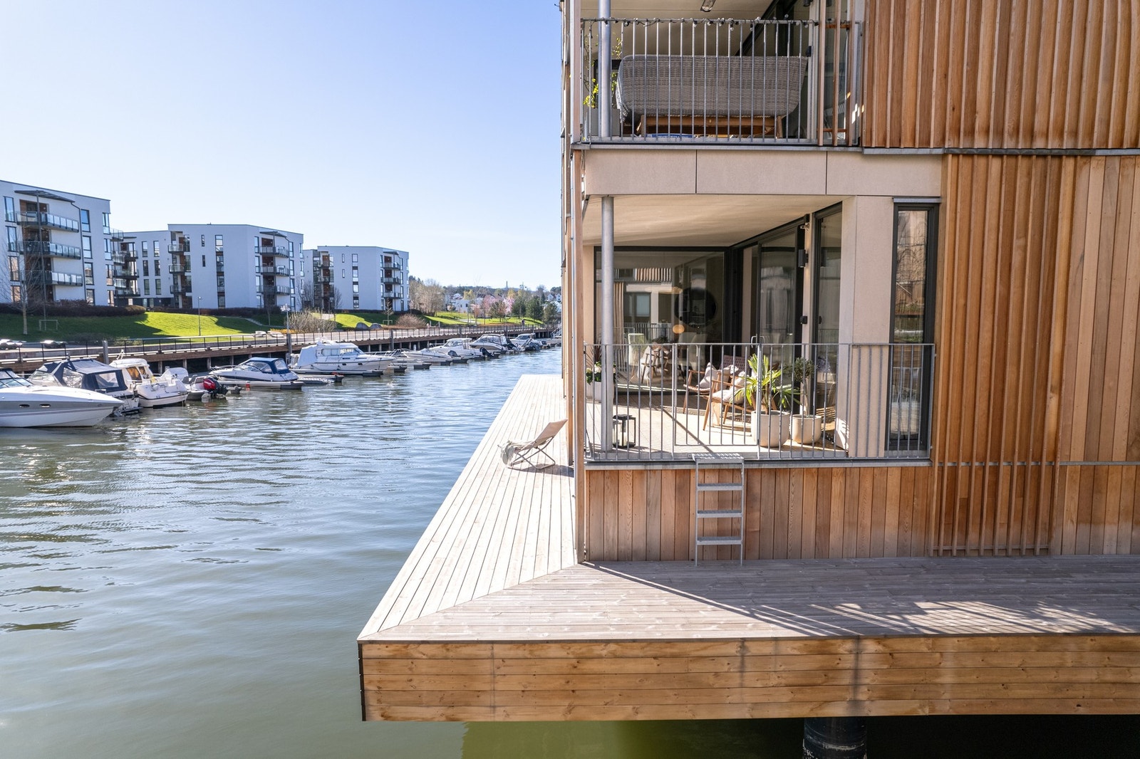 Fra terrassen er det direkte nedgang til bryggen som omkranser leiligheten. Galleribilde