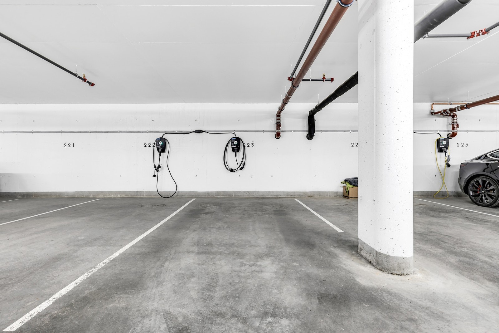 Fast parkeringsplass med elbillader i oppvarmet garasjekjeller. Galleribilde