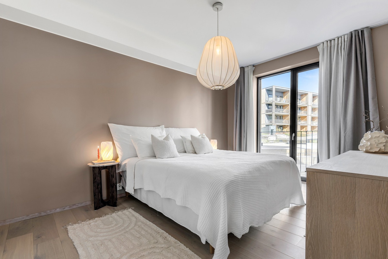 Hovedsoverom på hele 13 kvm, med fransk balkong. Galleribilde