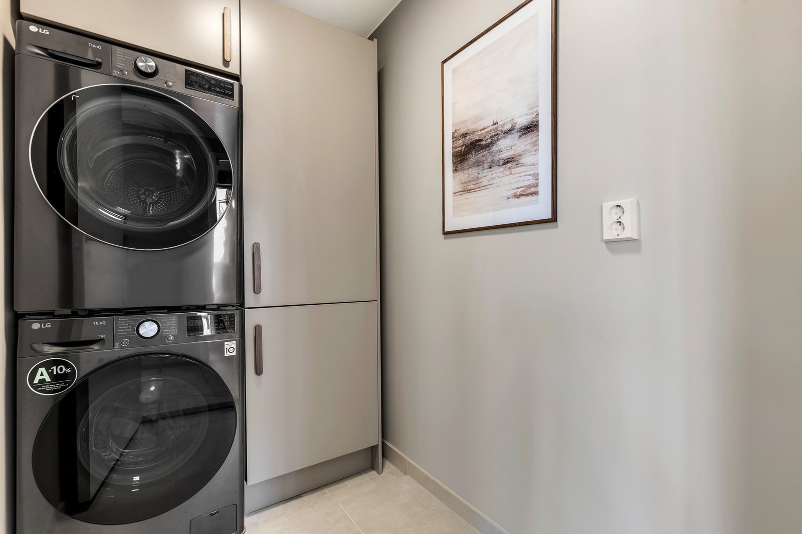 Svært praktisk med separat vaskerom. Oppgraderte fliser og innredning. Galleribilde