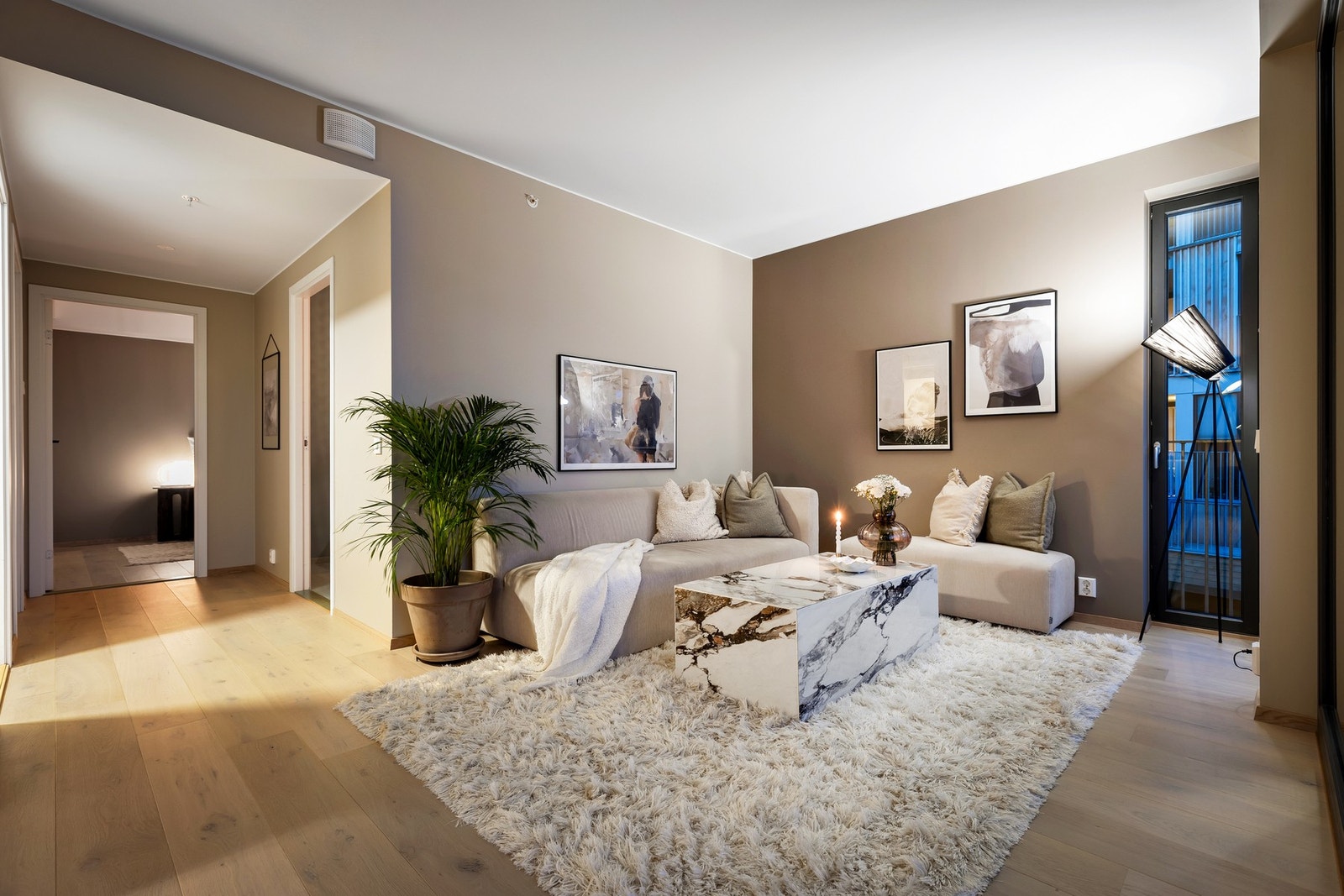 Stue sett mot soverommene. Balansert ventilasjon sørger for et sunt inneklima året rundt. Galleribilde