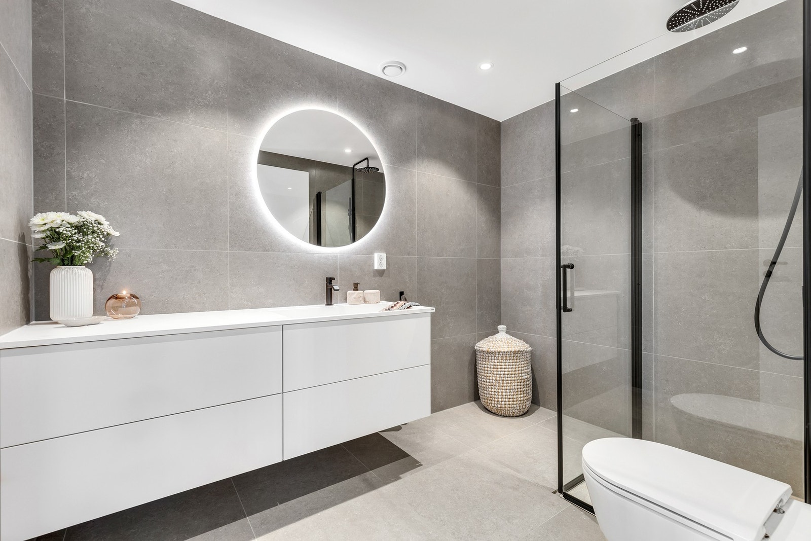 Stilrent bad på ca. 6 kvm med oppgraderte fliser og baderomsinnredning på 160 cm bredde. Galleribilde