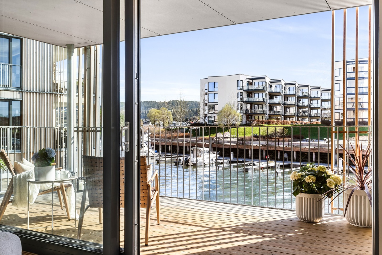 Skyvedøren bidrar til at terrassen oppleves som en forlengelse av stuen på finværsdager. Galleribilde