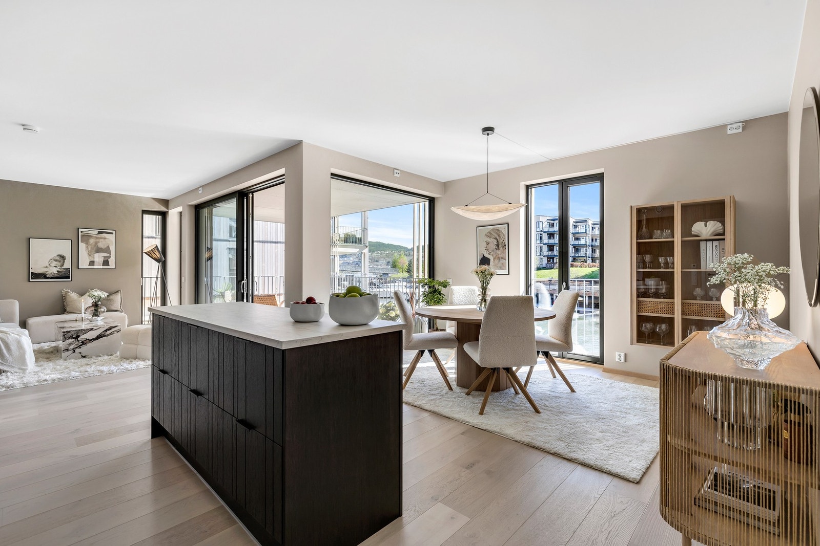 Med takhøyde på opptil 255 cm får du en god romfølelse. Dette forsterkes ytterligere av de store vindusflatene som gir et fantastisk lysinnslipp og skaper en lys og luftig atmosfære. Galleribilde