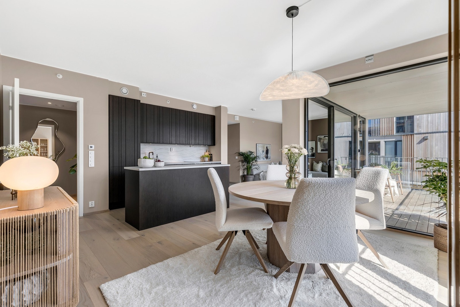 En lun og tidsriktig 1-stavs eikeparkett er gjennomgående i hele leiligheten, og vannbåren gulvvarme på stue, kjøkken, entré, bad og vaskerom gir en behagelig varme året rundt. Galleribilde