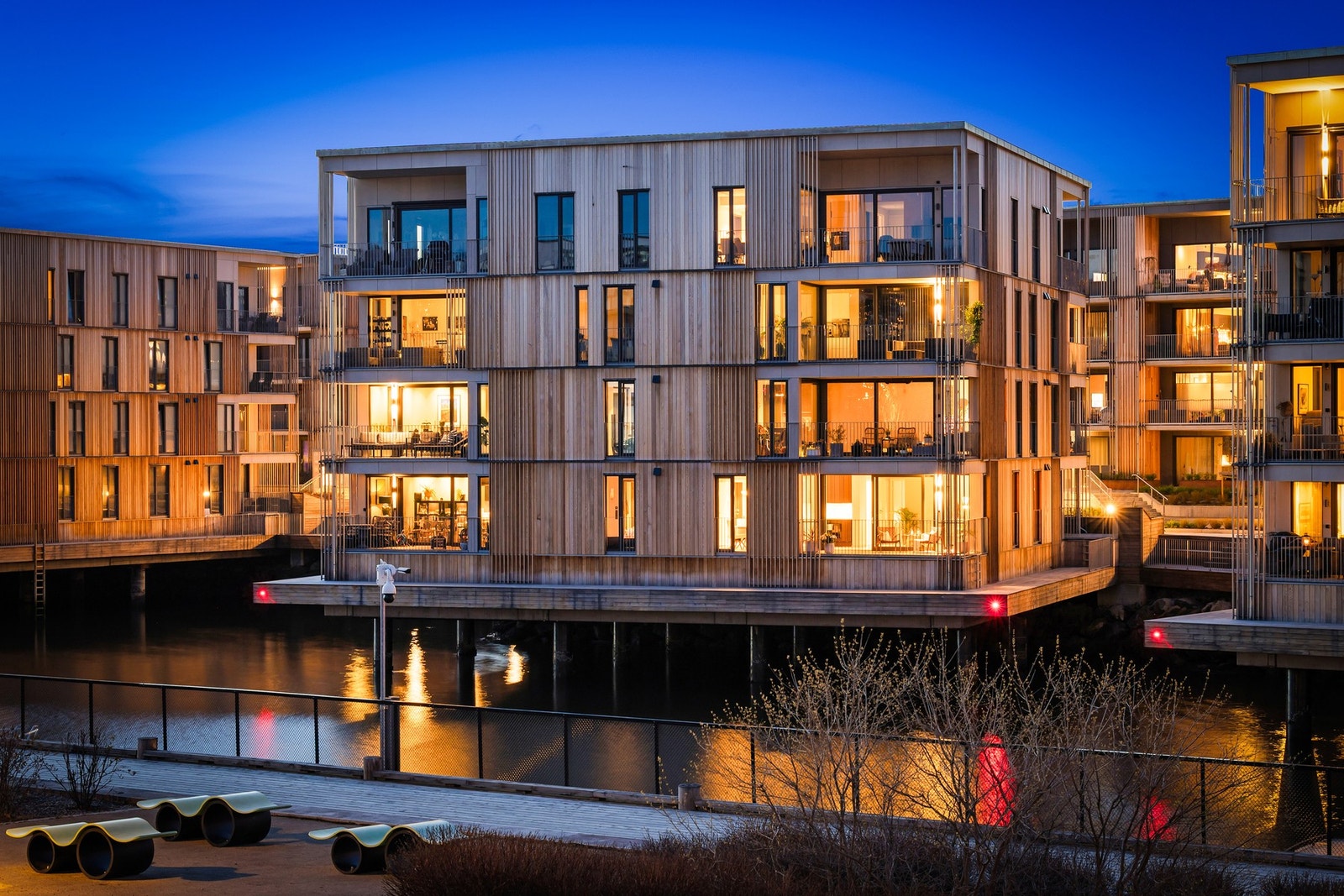 Kveldsbilde av byggets fasade. Galleribilde