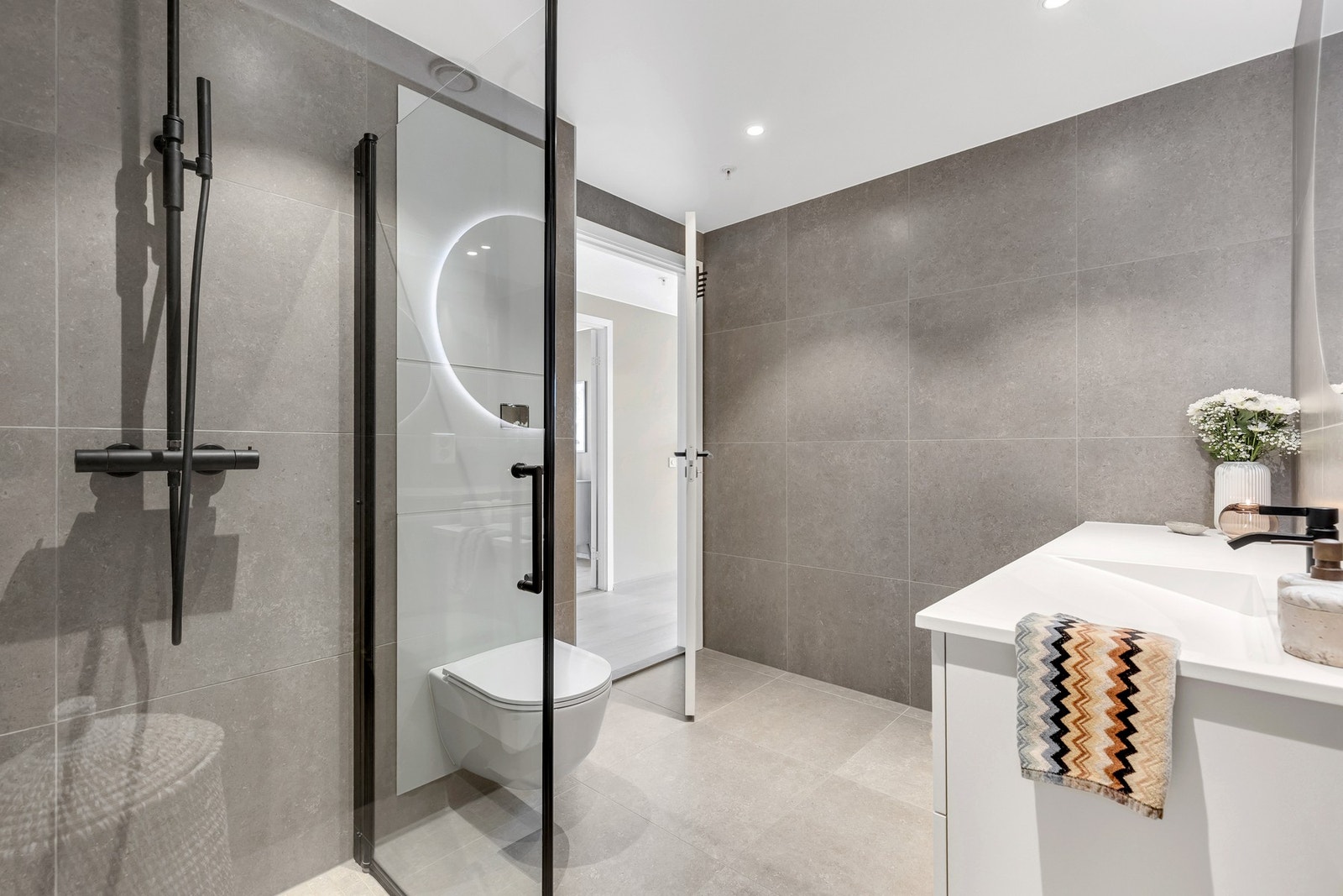 Tidsriktig dusjarmatur og -vegger i sort utførelse. Galleribilde