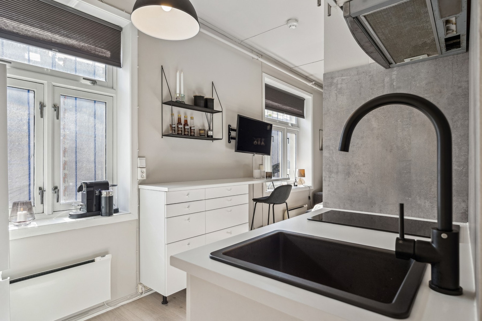 Fra leiligheten er det kort vei til kollektivtransport, dagligvare og Solsiden kjøpesenter. Galleribilde