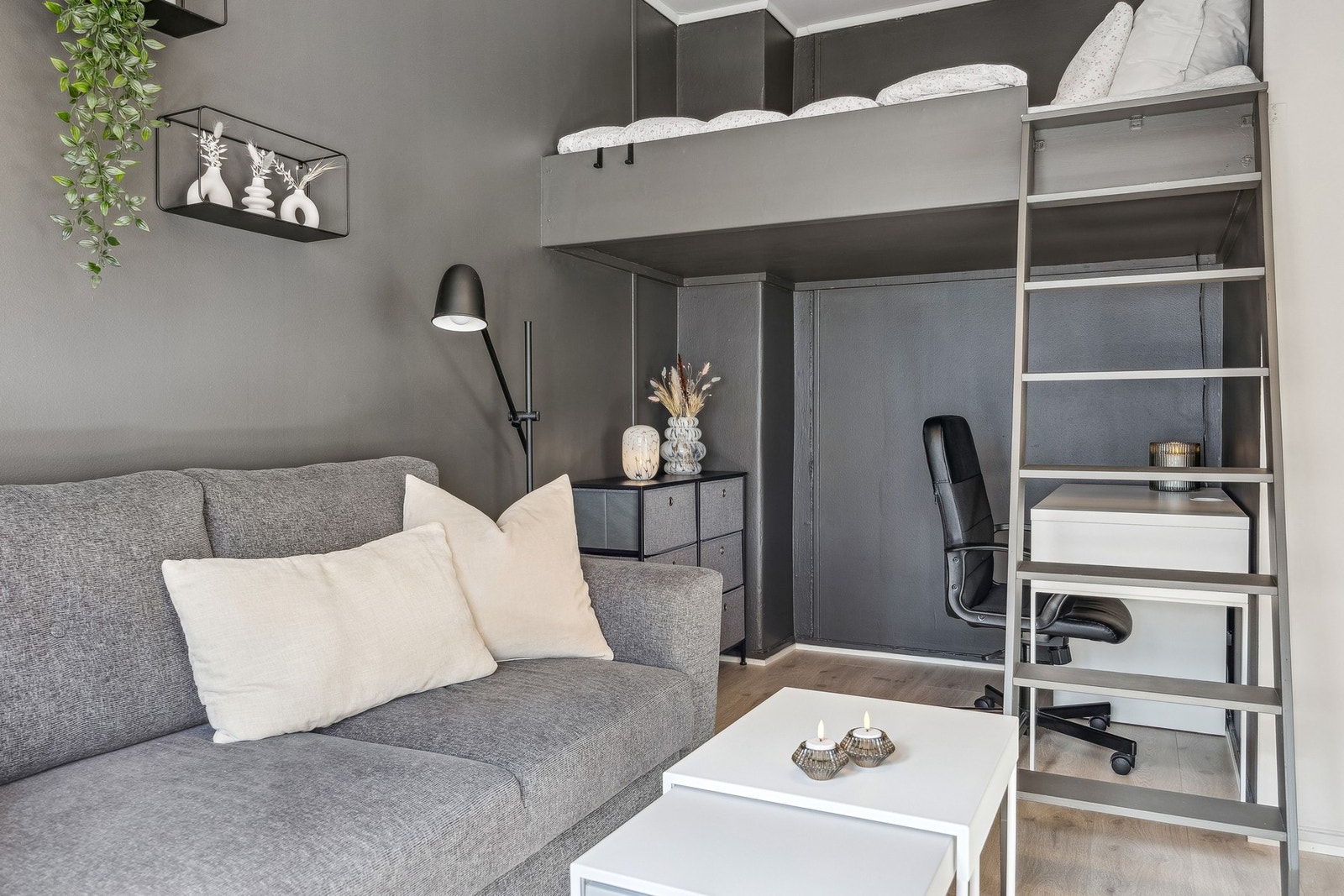 Her er plassen optimalt utnyttet, slik at stuen fremstår både åpen og praktisk. Galleribilde