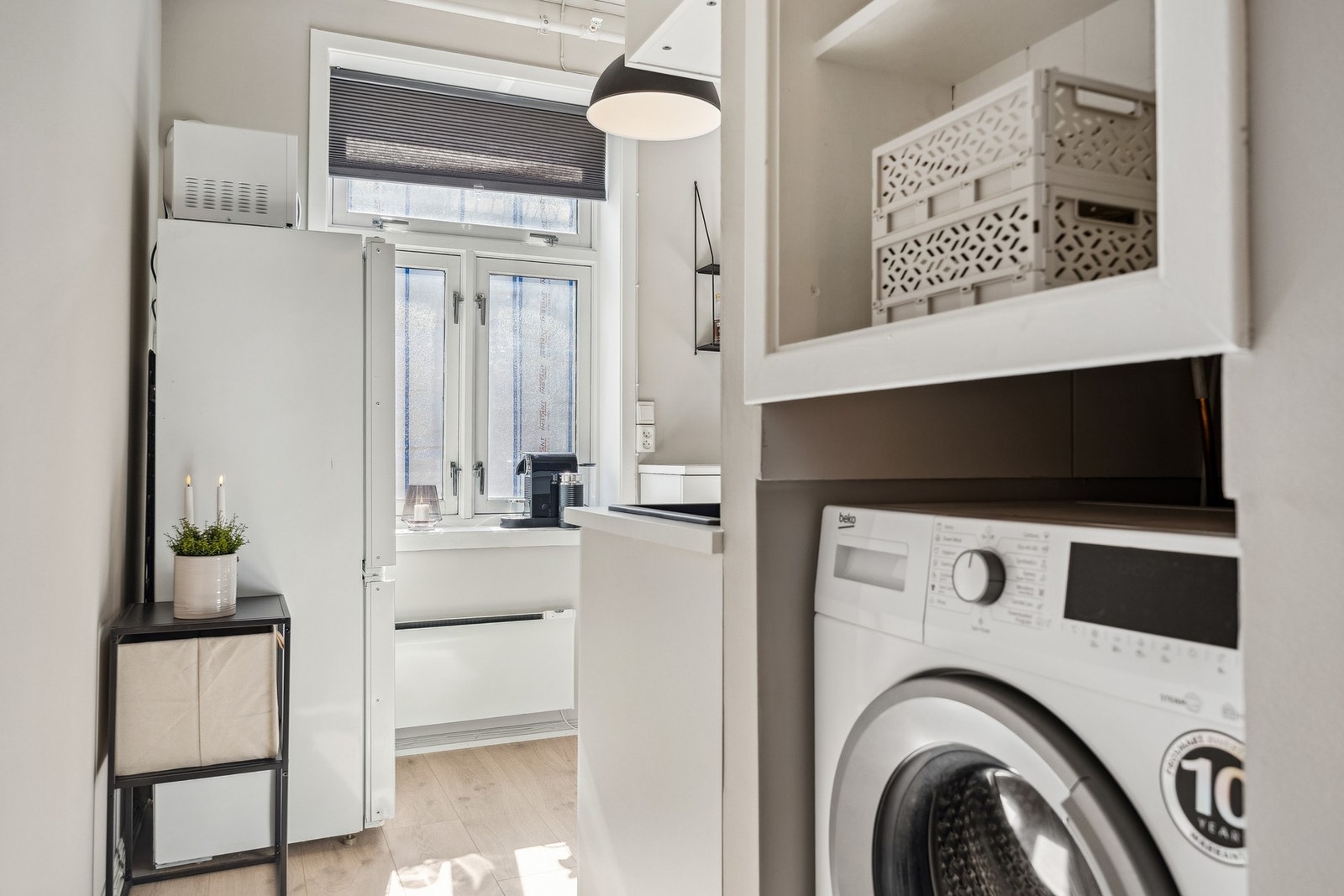 Dagens eier har plassert oppvaskmaskinen i en nisje mellom stue og entré Galleribilde