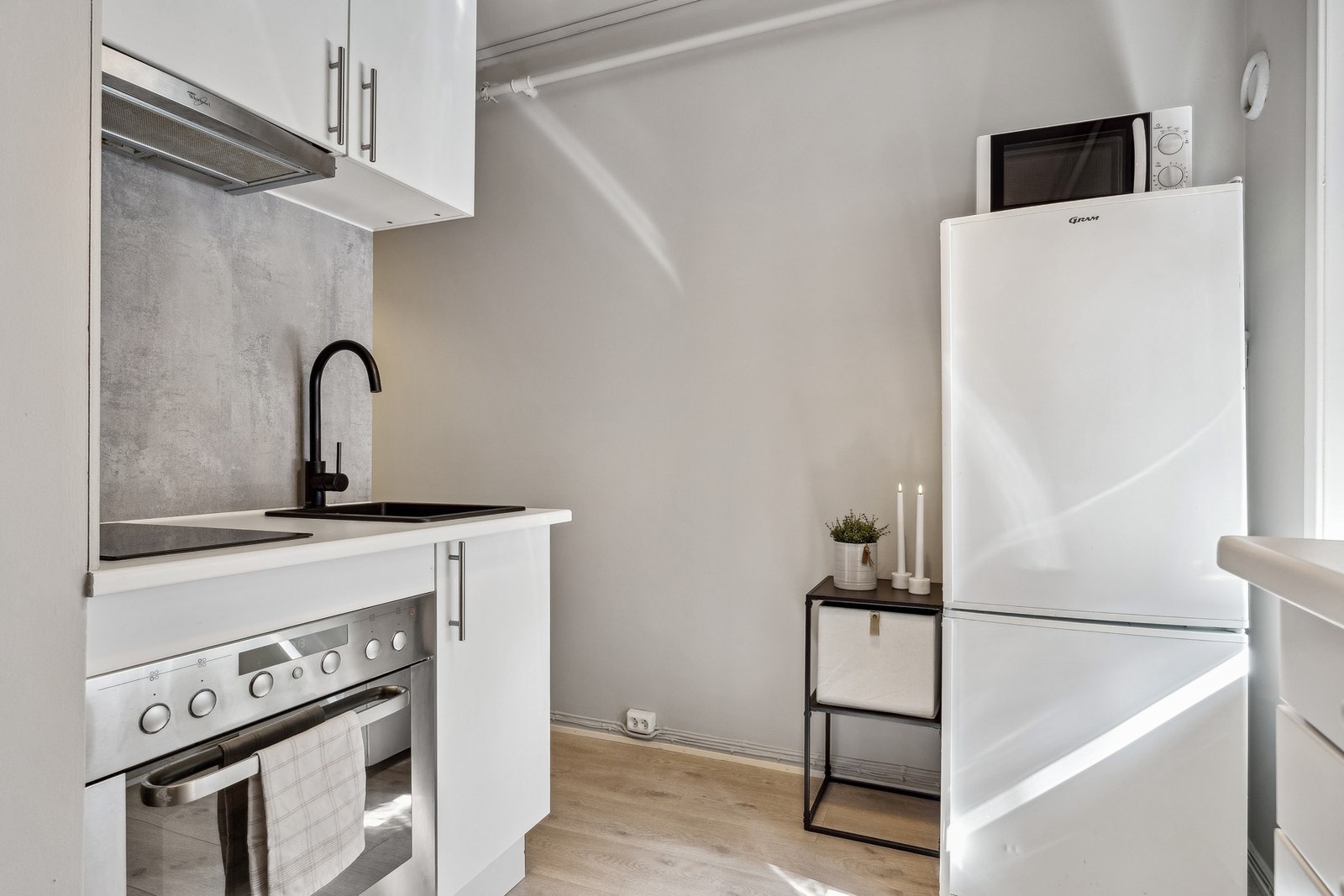 Kjøkkenet er utstyrt med integrert stekeovn og platetopp. Galleribilde