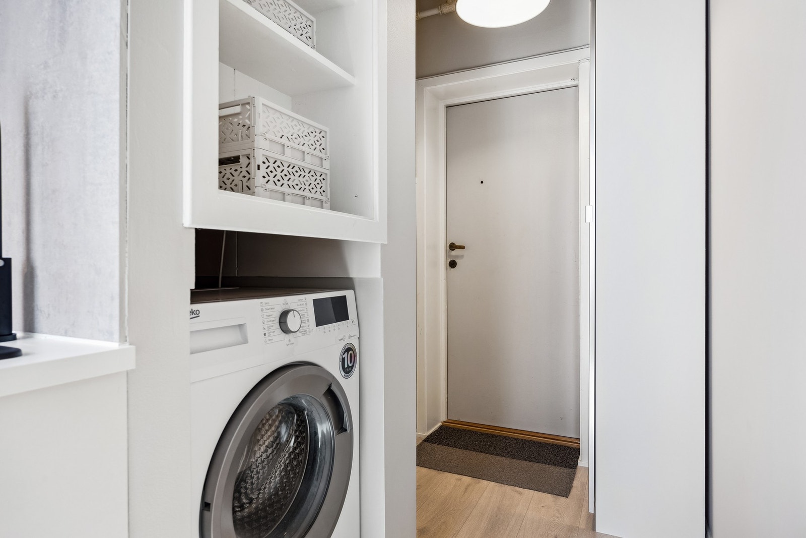 Nisjen har også innebygde hyller som gir plass til oppbevaring. Galleribilde