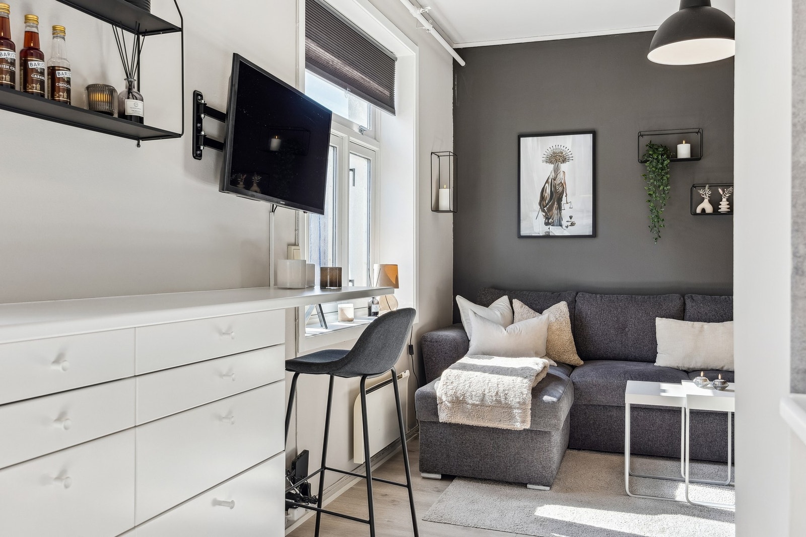 Leiligheten byr på flere smarte løsninger, som en ekstra kjøkkenbenk med både oppbevaringsplass og mulighet for spiseplass. Galleribilde