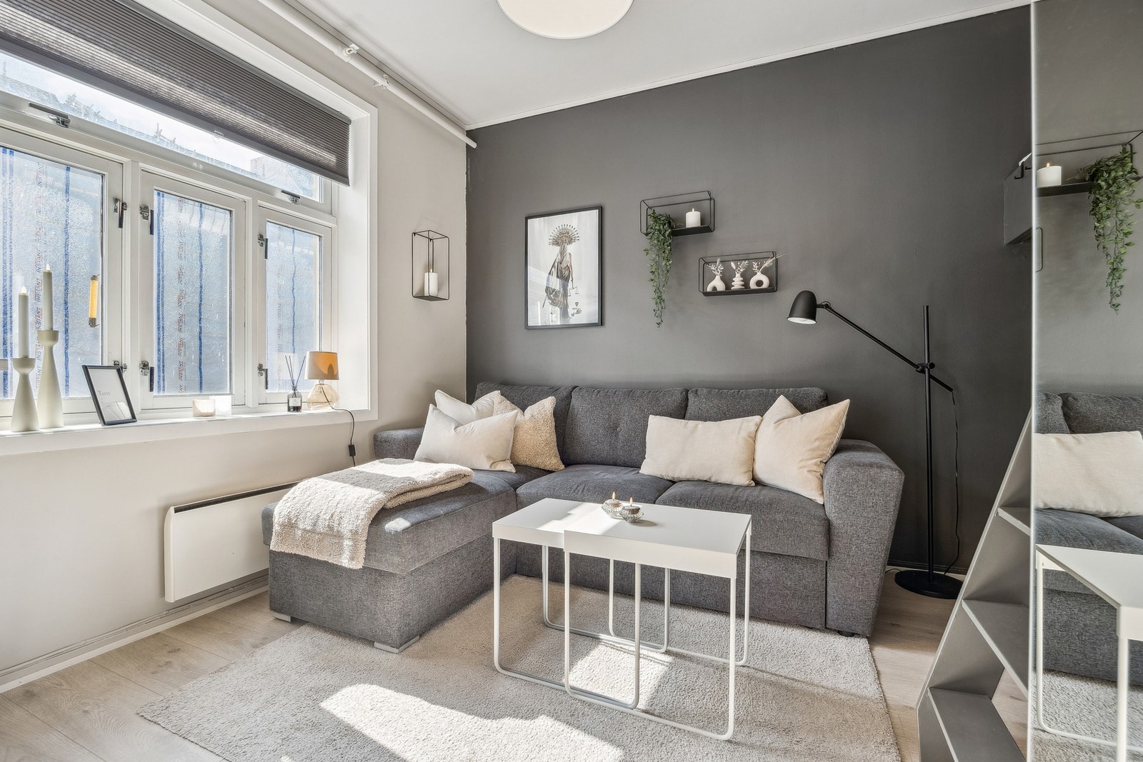 Lys og åpen stue med store vindusflater som gir rikelig med naturlig lys. Galleribilde