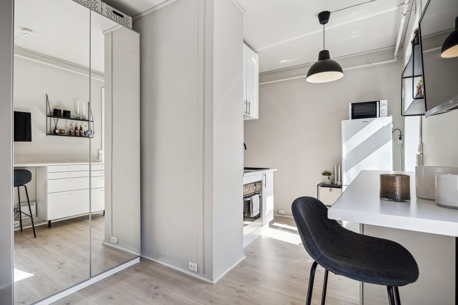 I stuen er det også plass til en praktisk garderobeløsning, som gir leiligheten gode oppbevaringsmuligheter. Galleribilde