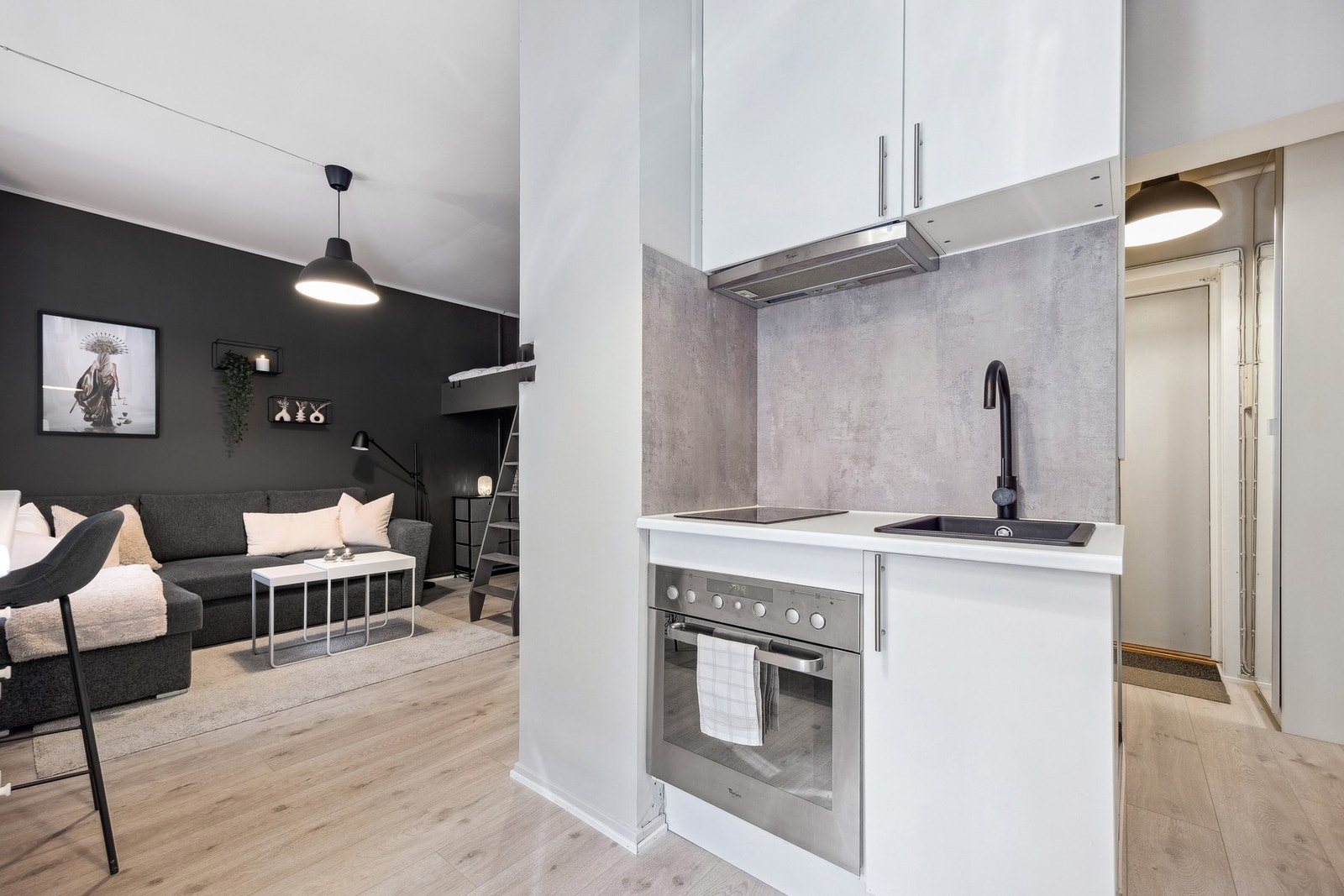 Boligen har en åpen kjøkkenløsning med glatte fronter og benkeplate av laminat. Galleribilde