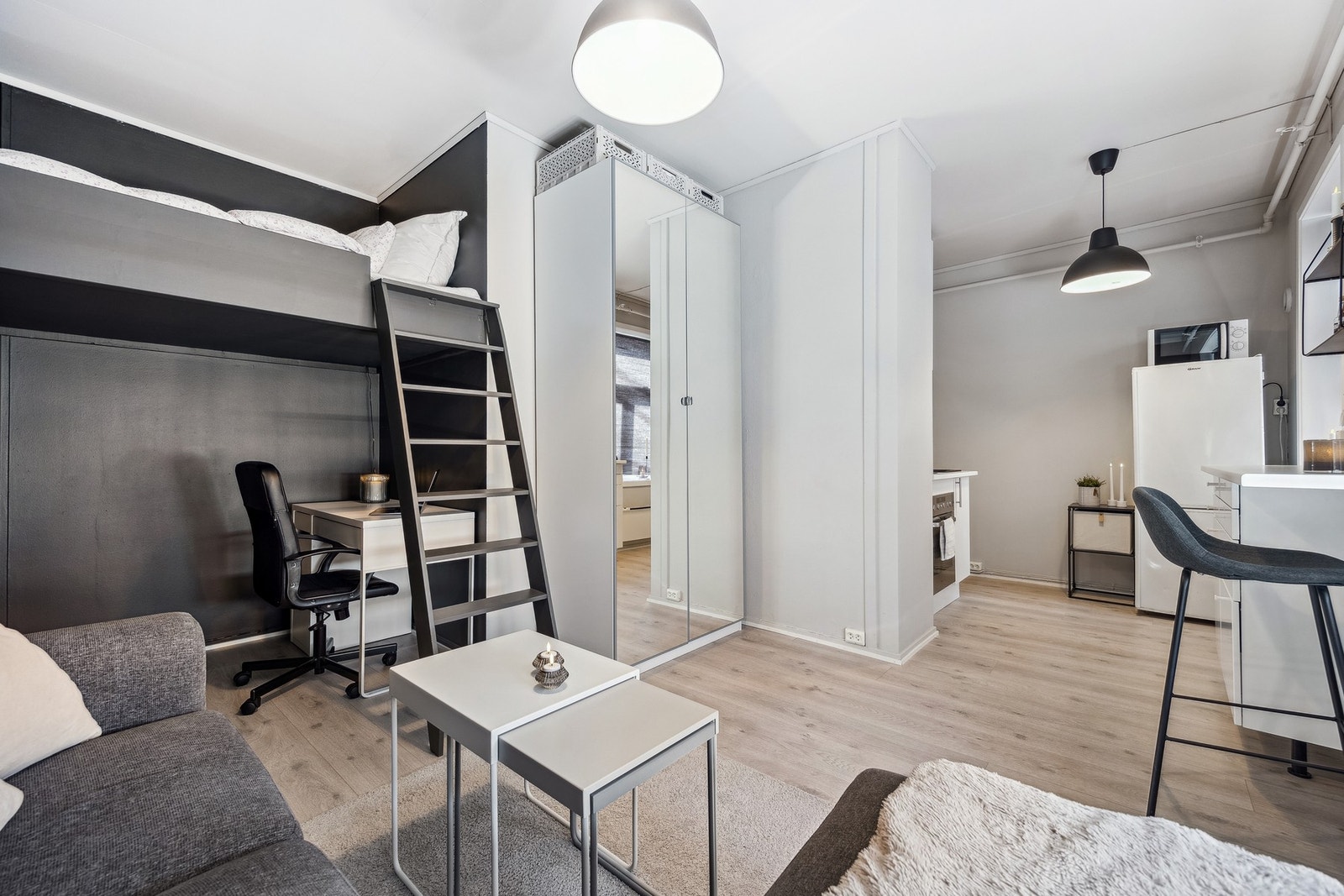 I stuen har man en plassbygd løsning med seng over og fleksibelt areal til kontorløsning eller oppbevaring under. Galleribilde