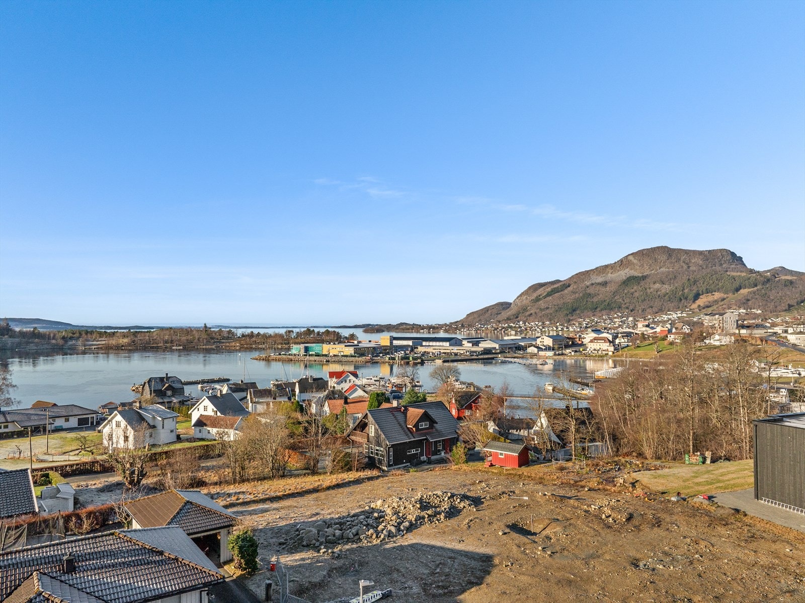 Solrike tomter Galleribilde