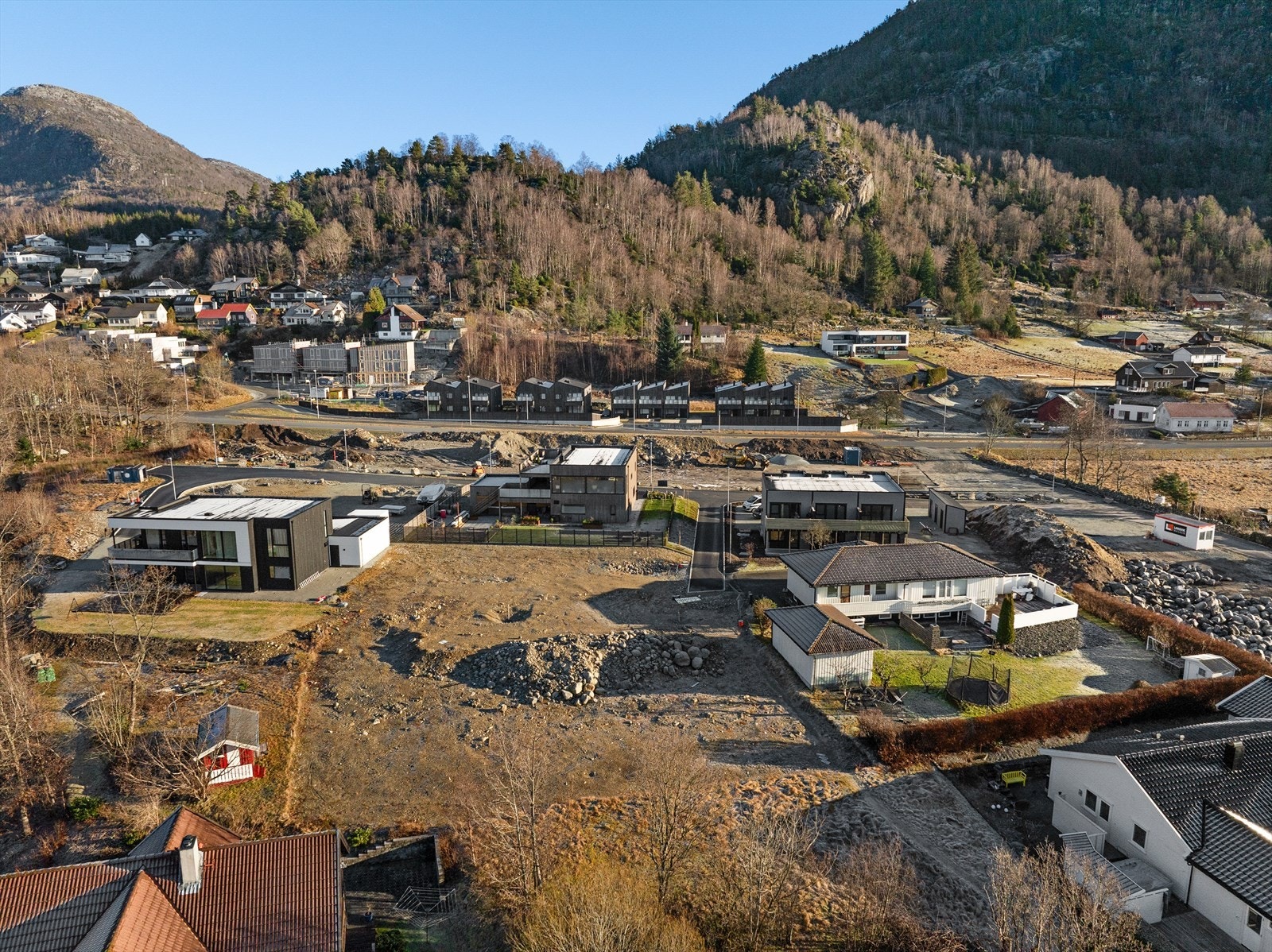 Unikt boligfelt midt mellom fjord og fjell. Her kan man bo både landlig og sentralt på samme tid. Galleribilde