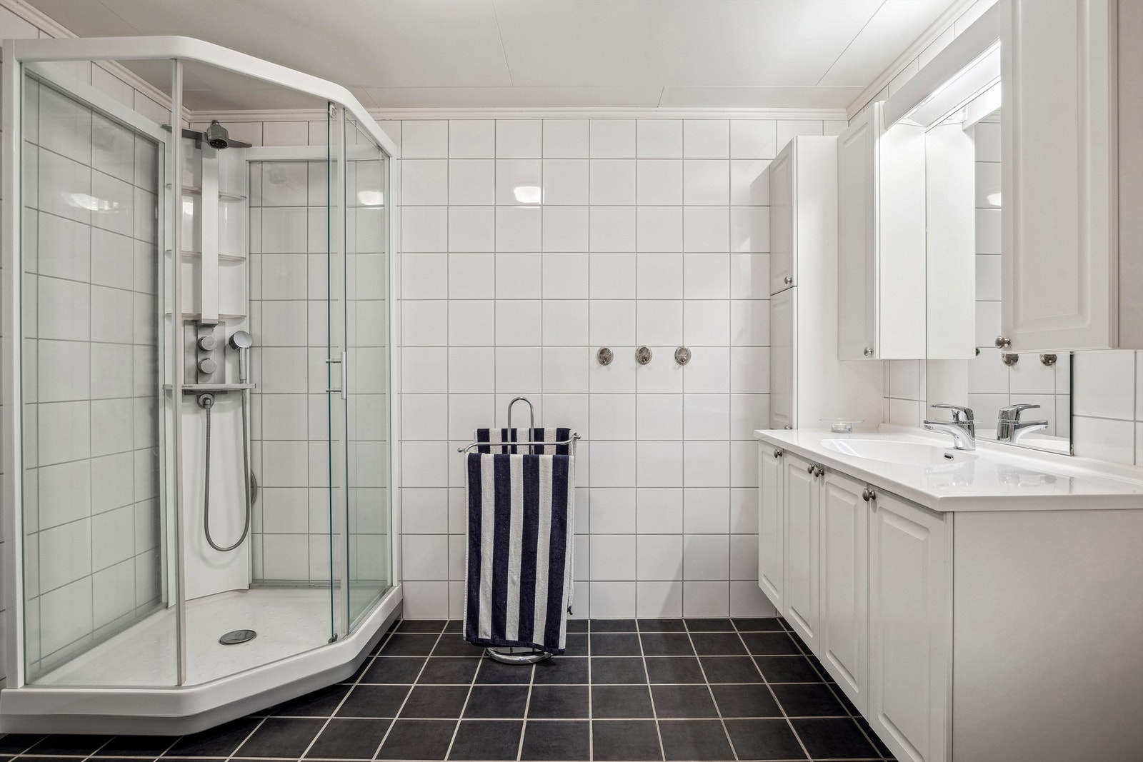 Pent flislagt bad med romslig dusjkabinett Galleribilde