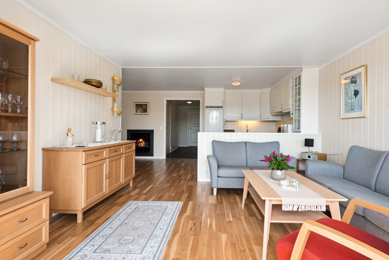 Kjøkkenet er avdelt med en halvvegg mot stuedelen Galleribilde