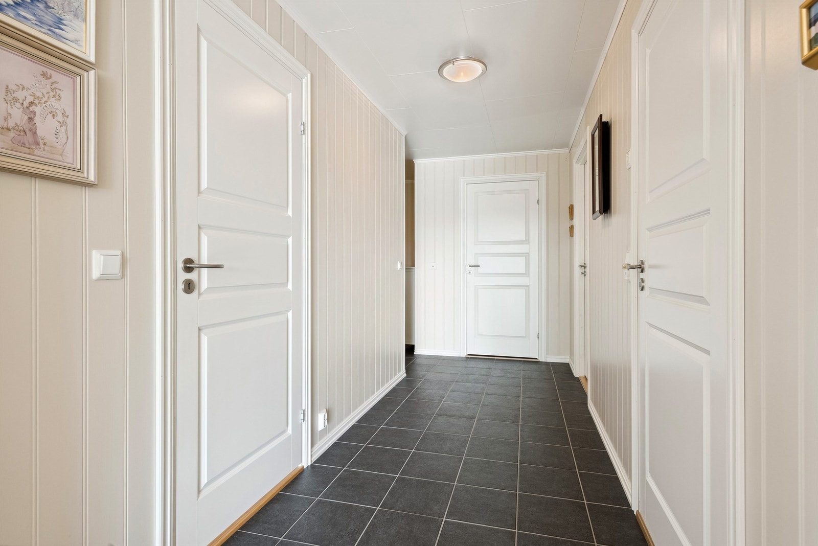 Gang sett fra stue/kjøkken Galleribilde