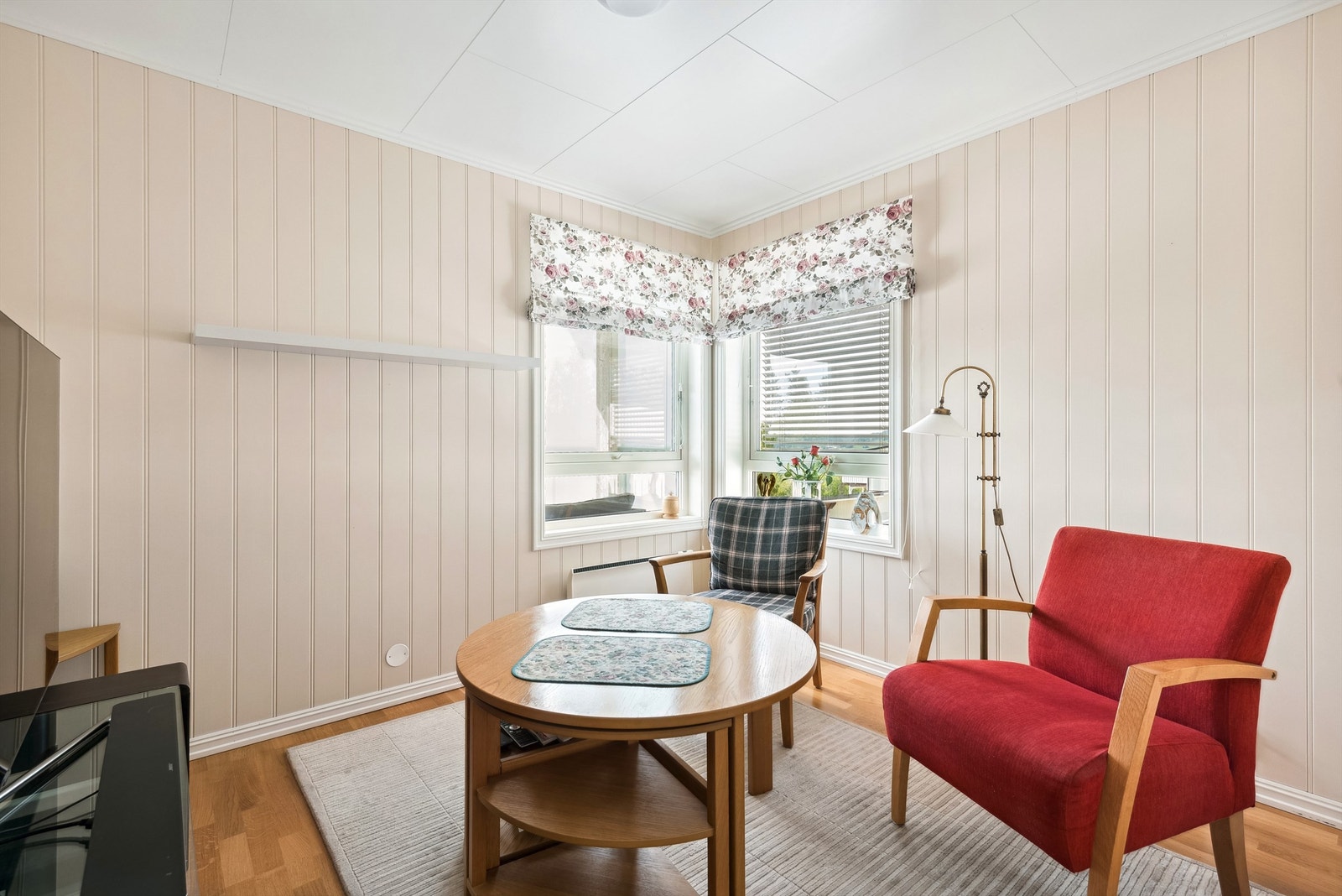 Lyst og fint soverom med hjørnevindu Galleribilde