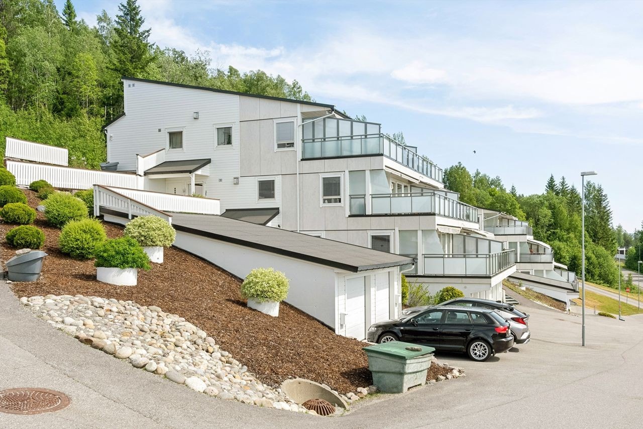 Gangstier og trapper opp til inngangsparti Galleribilde