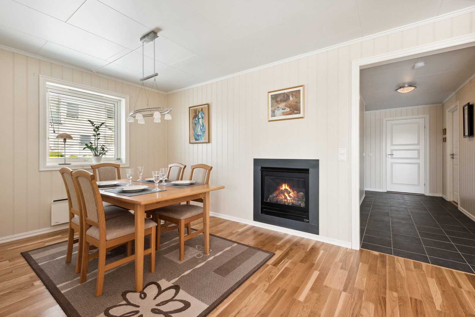 Romslig spisestuedel Galleribilde