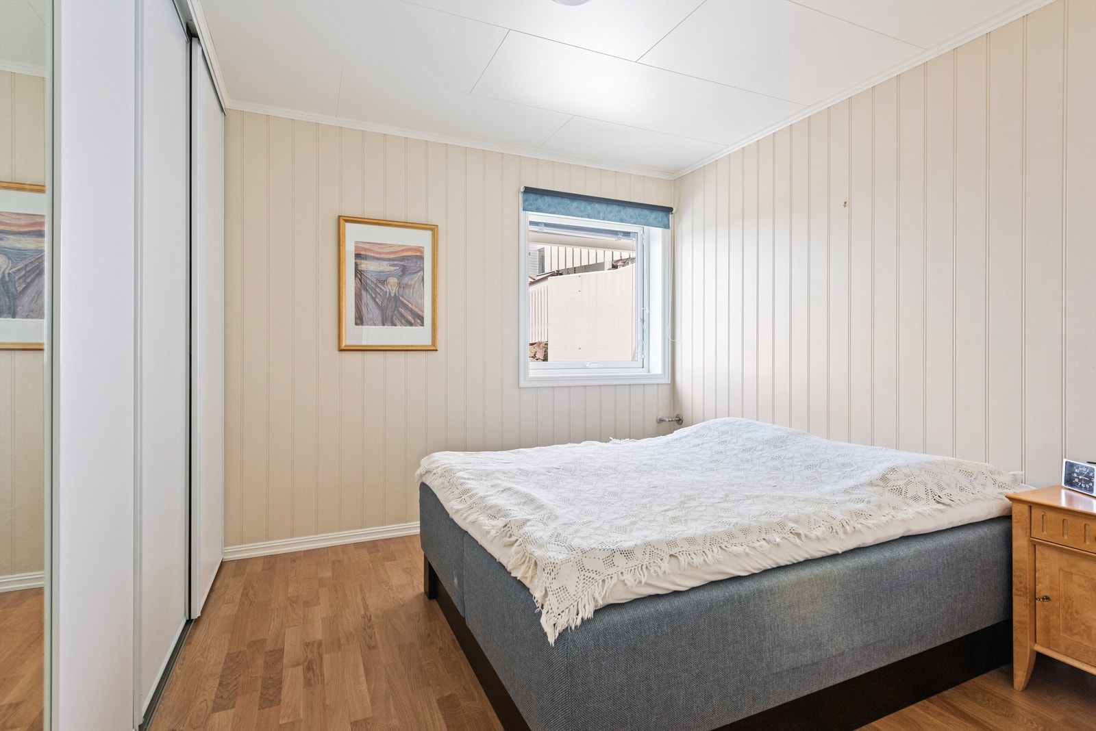 Soverom med skyvedørsgarderobe Galleribilde