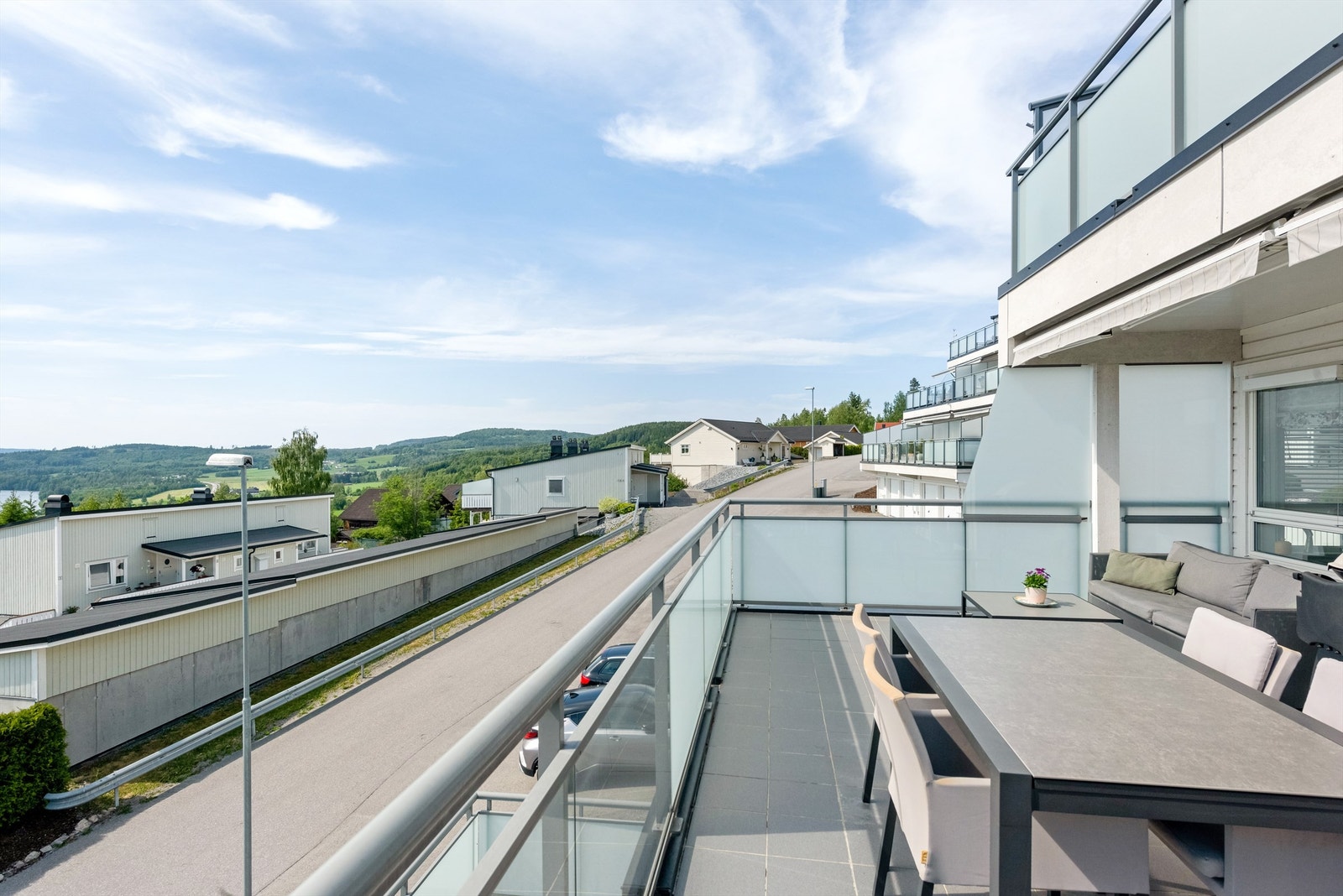 Usjenert og stor terrasse utstyrt med 2 motorstyrte markiser, med automatisk sol- og vindstyring. Galleribilde