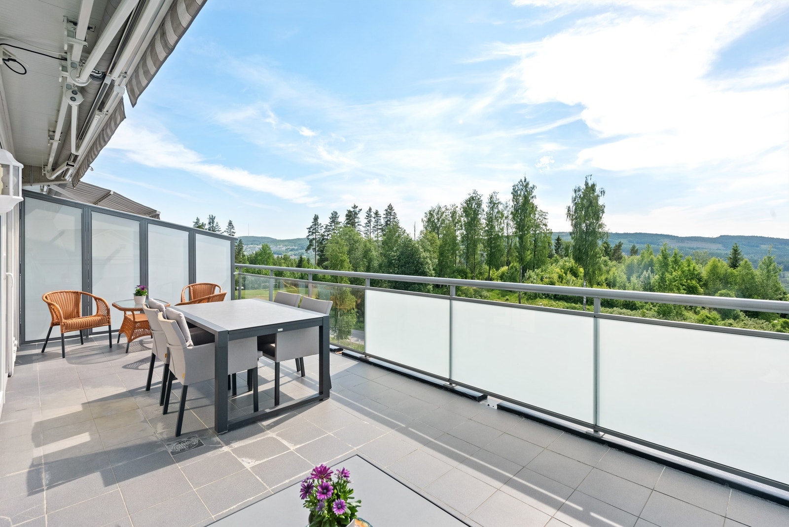 Flott utsikt mot byen og meget gode solforhold Galleribilde