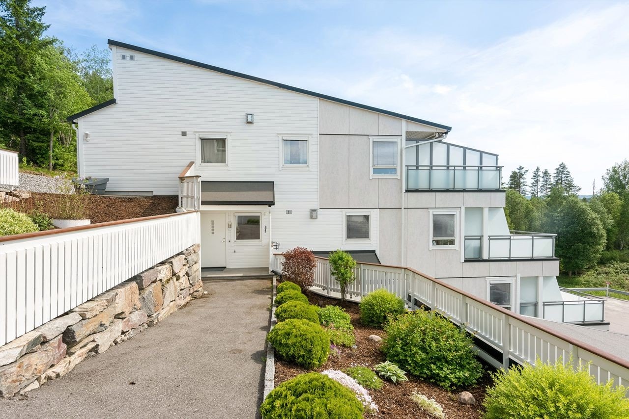 Hyggelig inngangsparti med fin beplantning Galleribilde