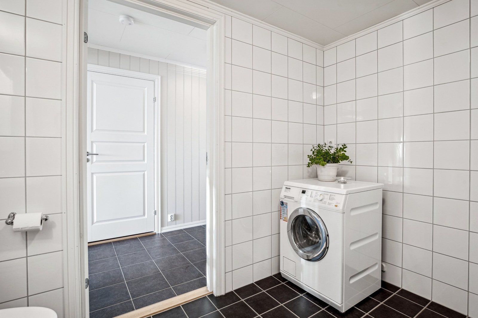 Bad med opplegg for vaskemaskin og tørketrommel Galleribilde