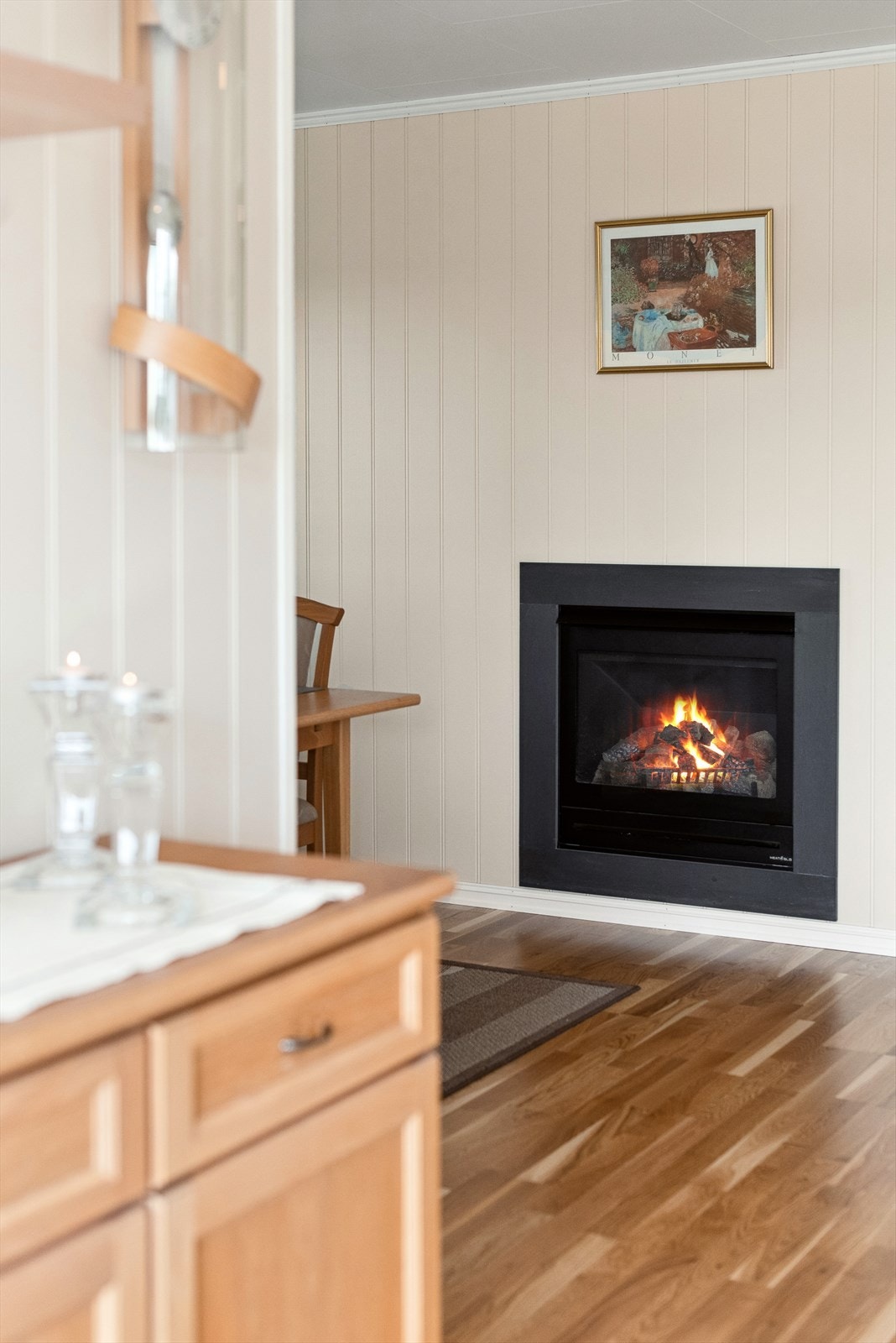 Stue med effektiv og termostatstyrt gasspeis Galleribilde