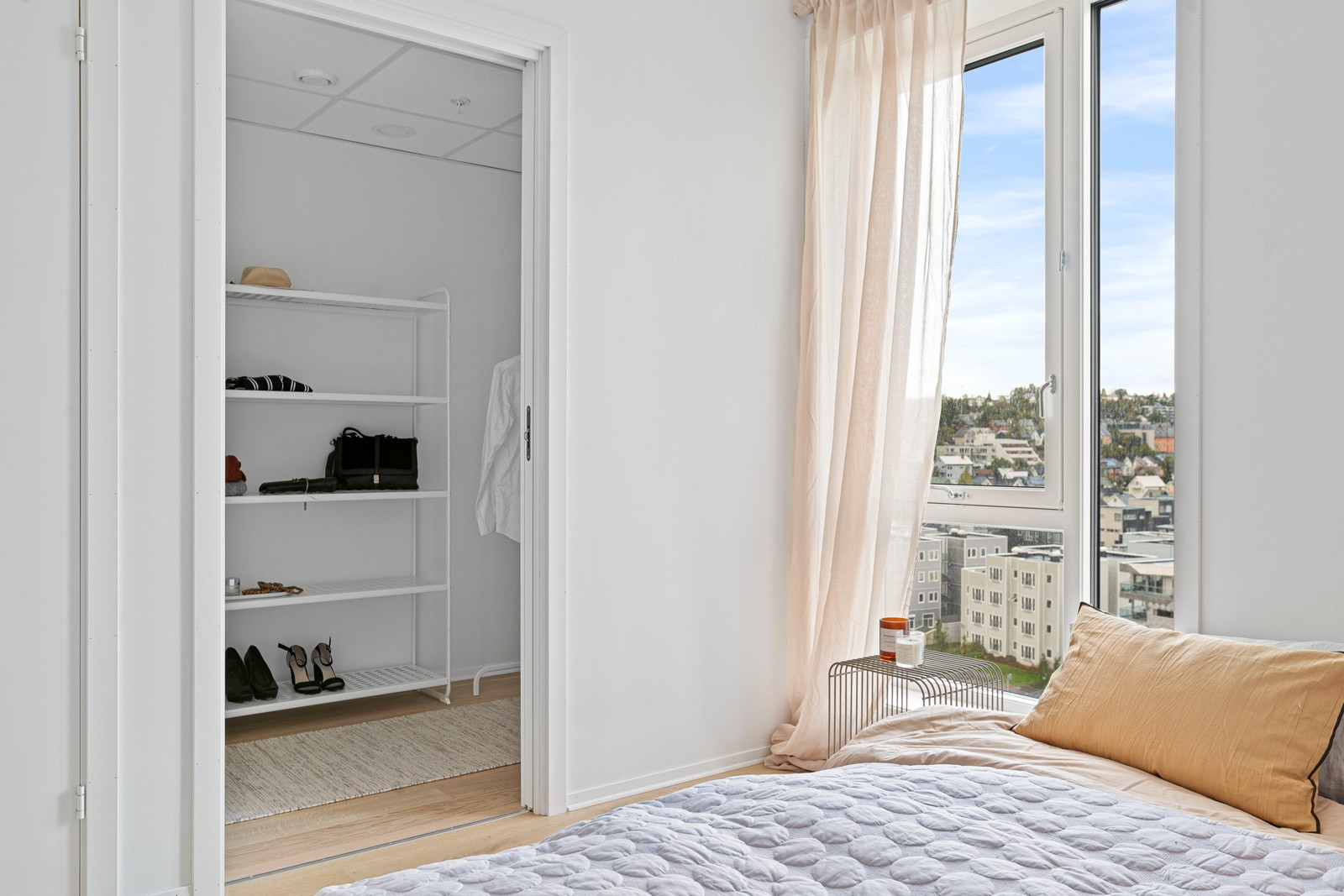 Walk-in closet. (Bildet er hentet fra en tilsvarende leilighet i etasjen under)