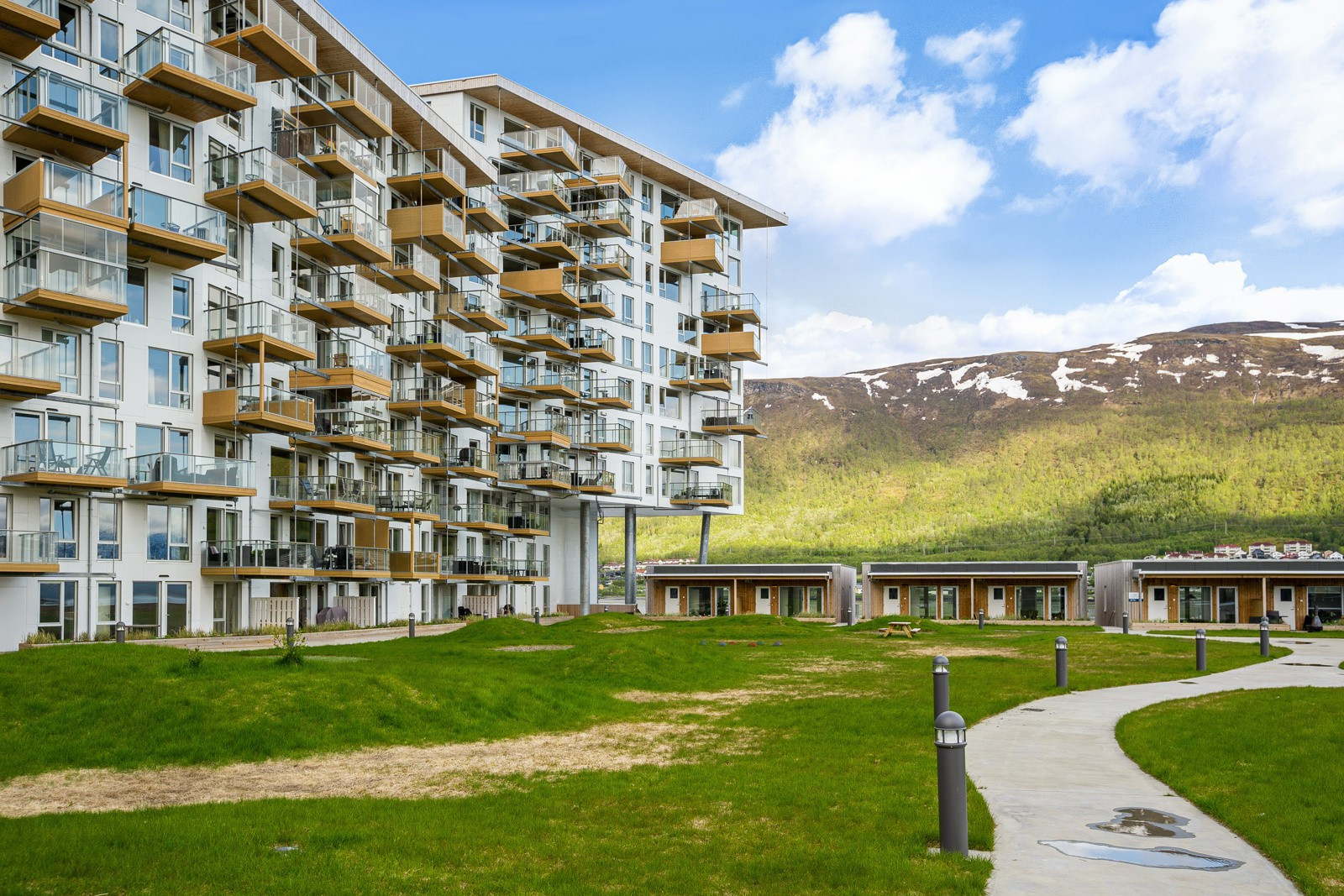 Leiligheten ligger i 11.etg, vendt ut mot sundet, og har balkonger mot både sør og øst.