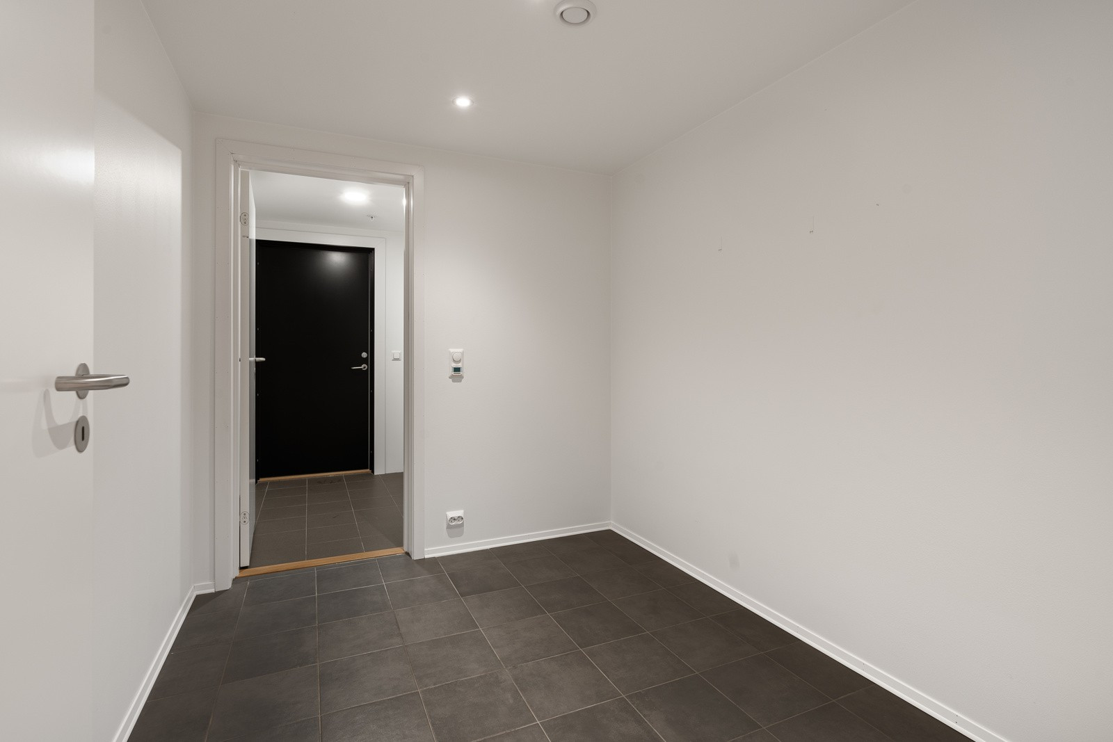 Velkommen inn! Hall mellom yttergang og hybeldel. Her er plass til stor skyvedørsgarderobe.