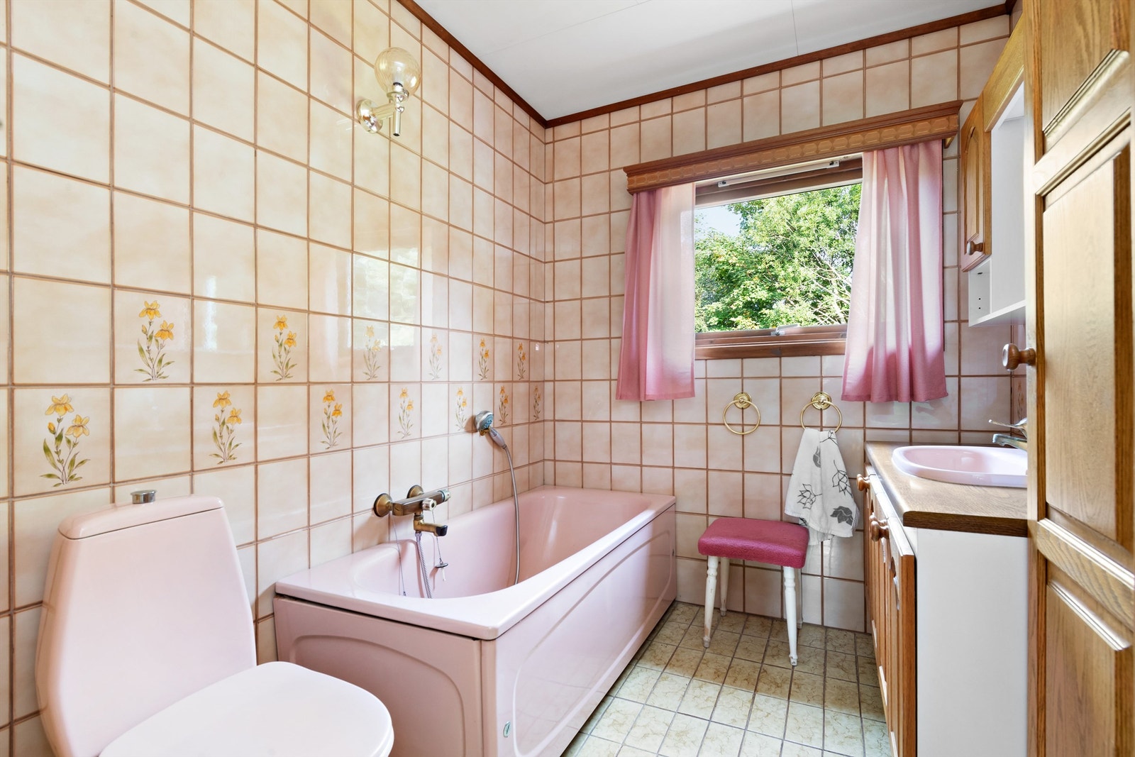 Flislagt bad med varme i gulv. I tillegg
er det et separat vaskerom i boligen. Galleribilde