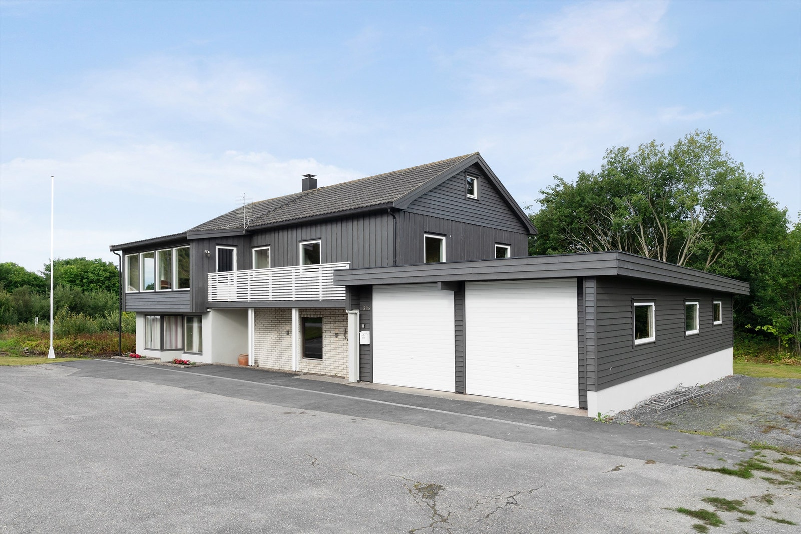 Møremegling ved Alexander Bjerkås har nå gleden av å presentere denne eiendommen på Hustad Galleribilde