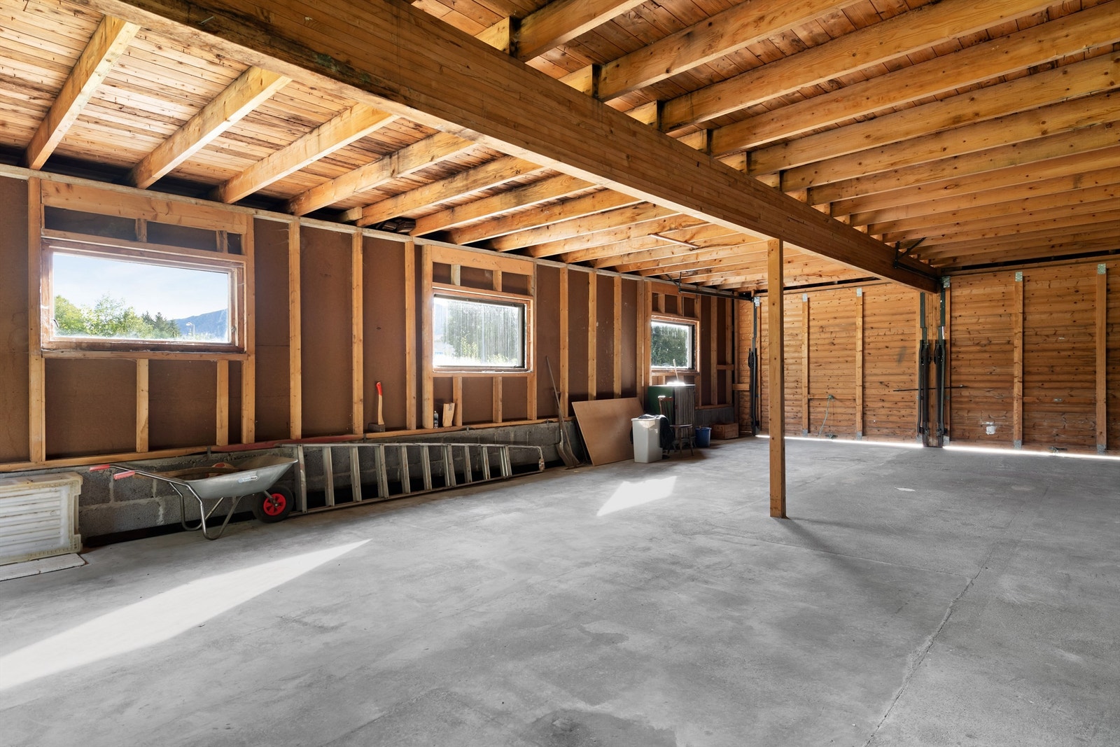 Stor dobbelgarasje i tilknytning til boligen Galleribilde