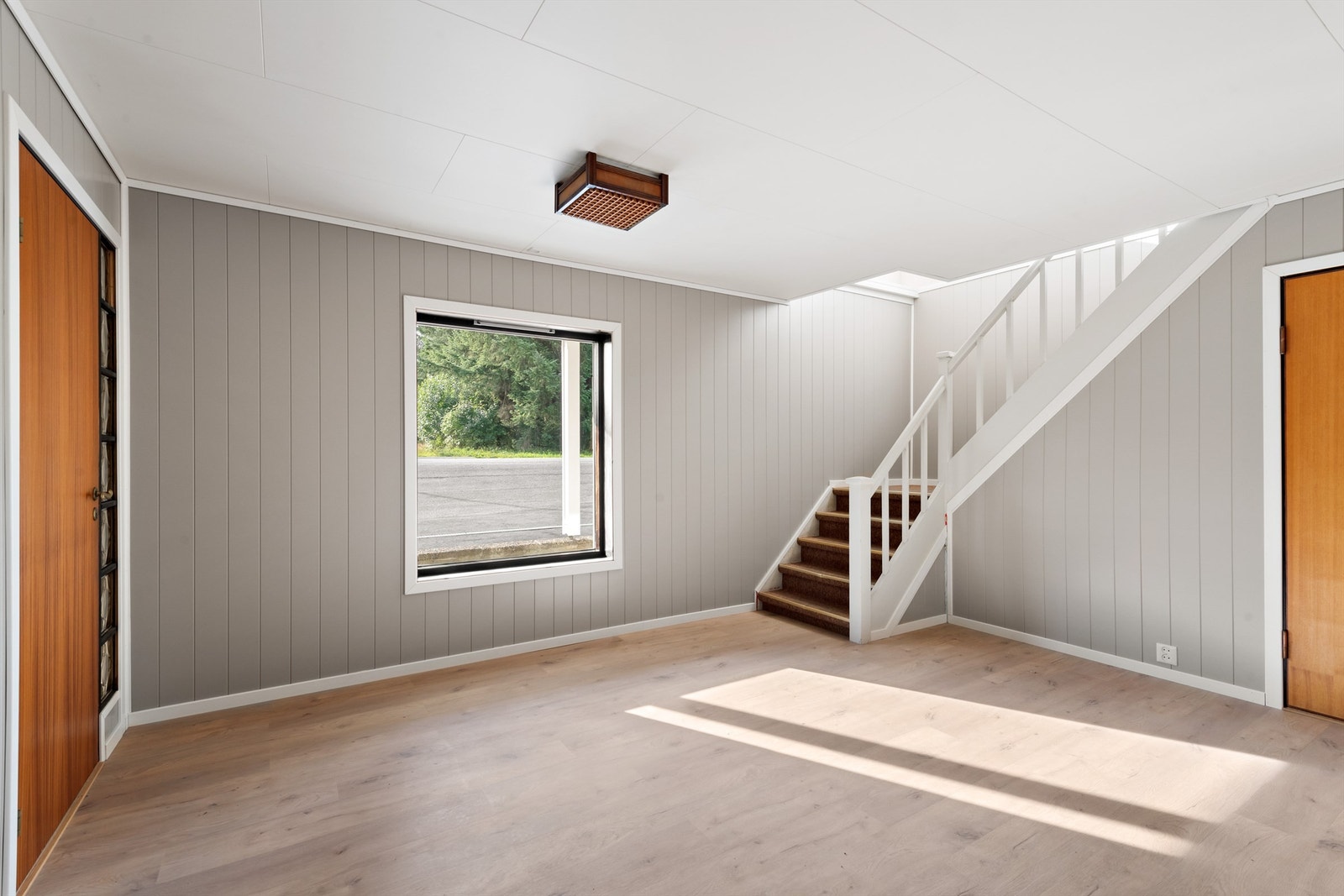 Romslig hall i sokkel Galleribilde