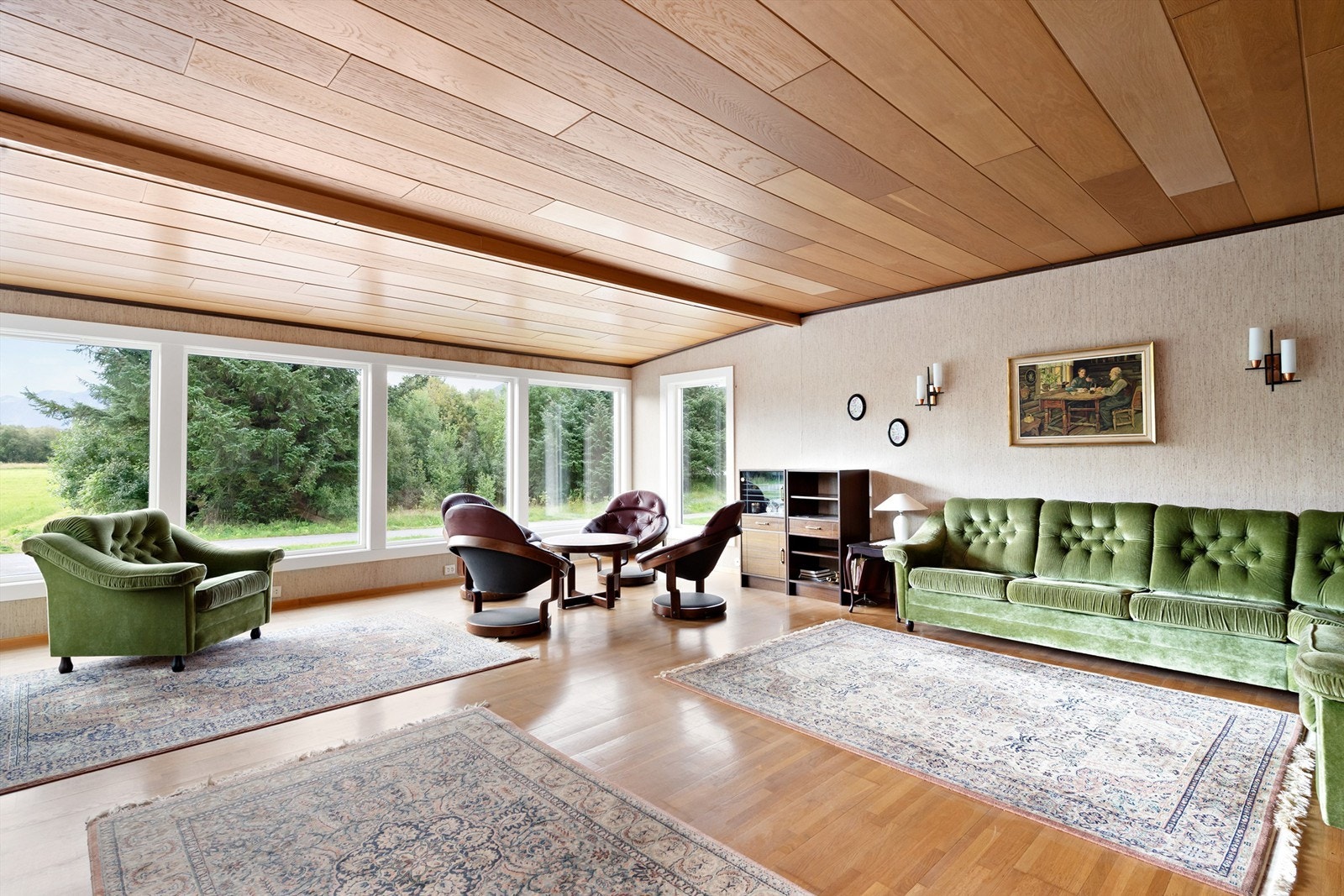 Stuen er av god størrelse og har mulighet for
flere sittegrupper. Store vindusflater mot
flotte grøntområder. Galleribilde