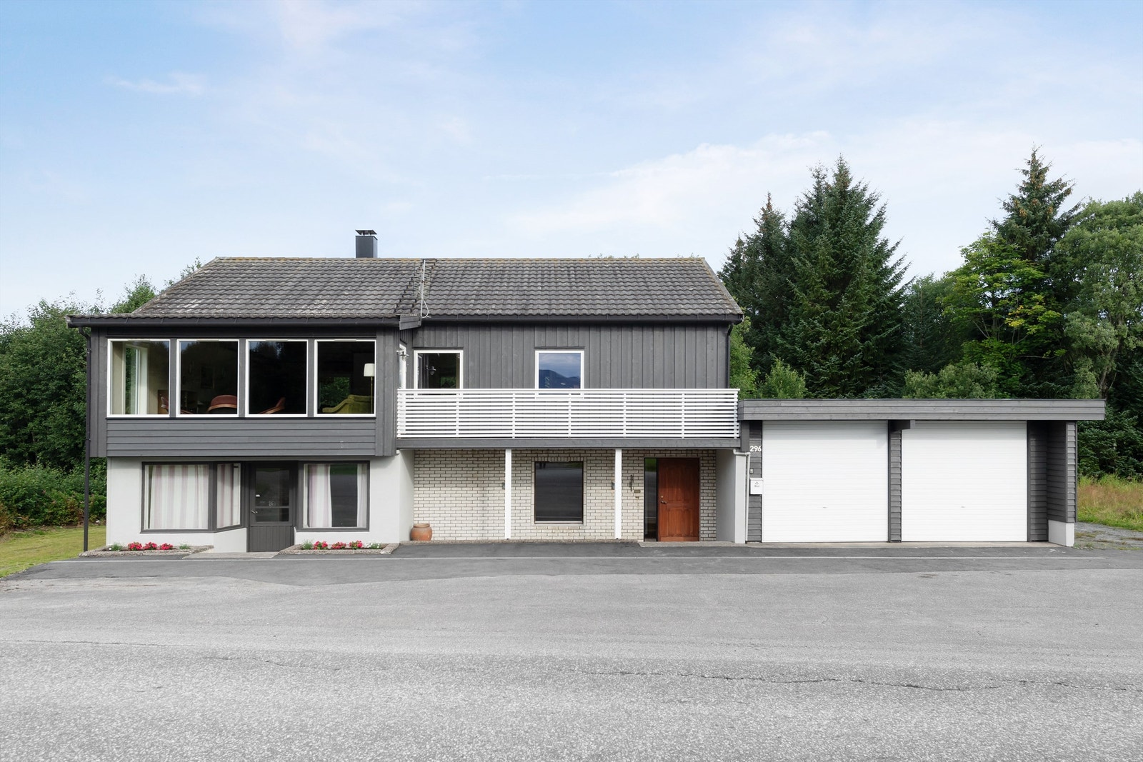 Betydelig renovert enebolig med store muligheter i sokkelen, dobbelgarasje og ekstra tomt Galleribilde