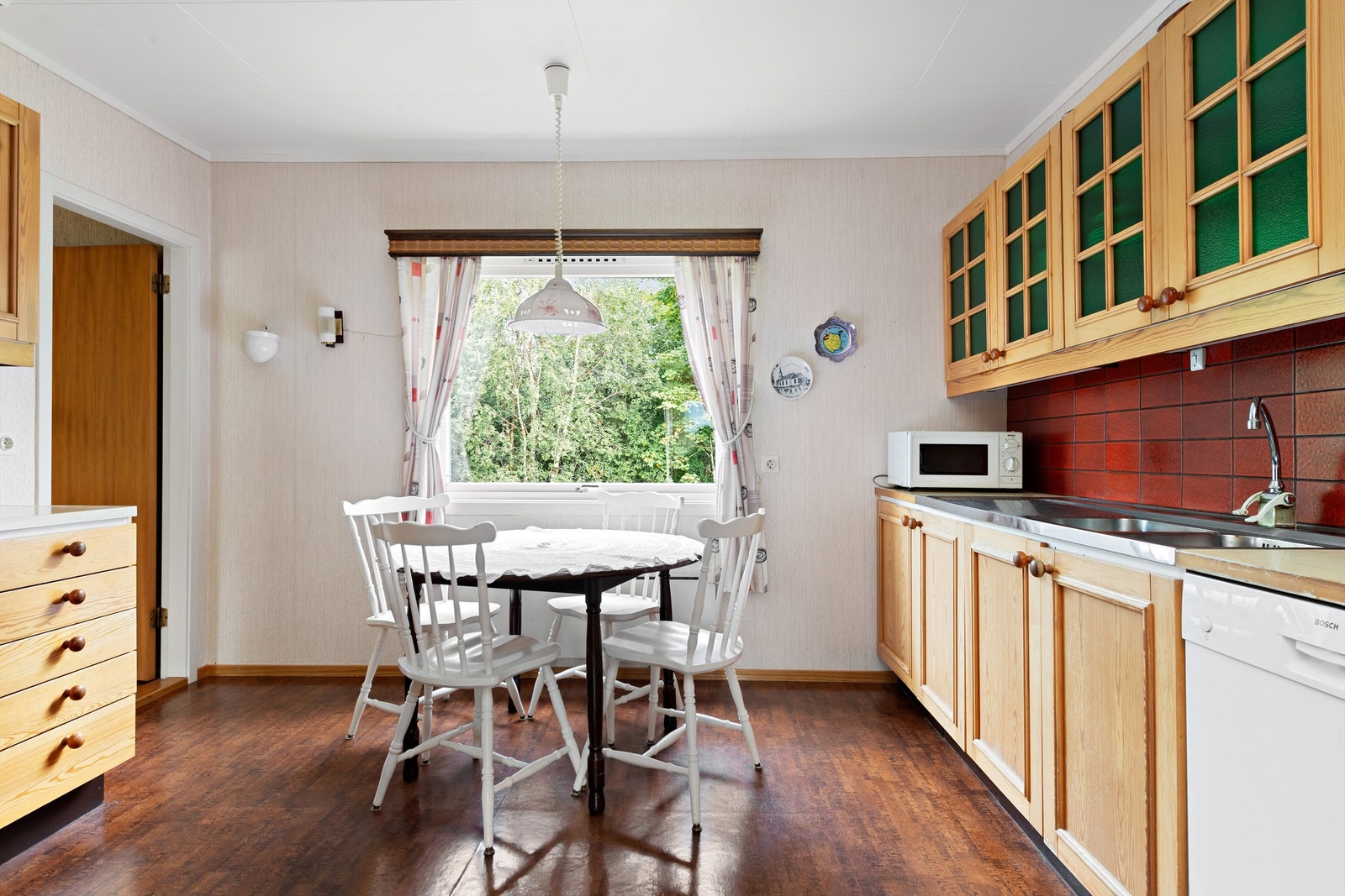 Romslig kjøkken med god plass til en trivelig
spisegruppe Galleribilde