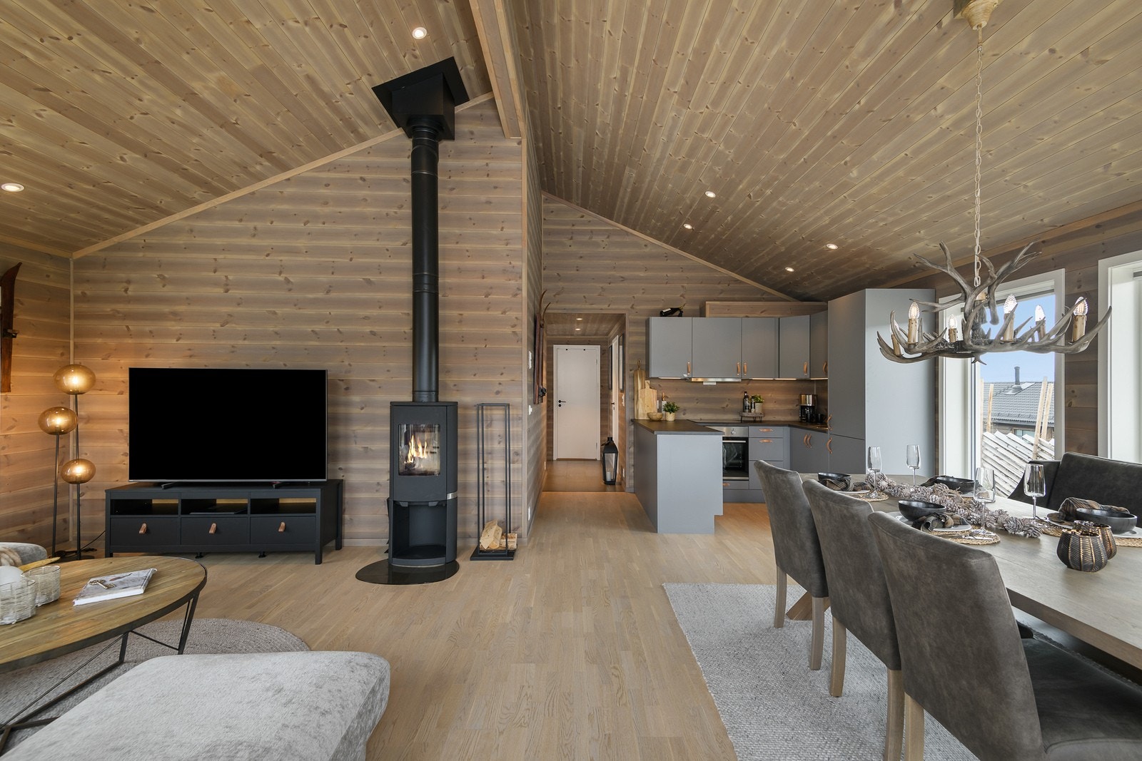 Kjøkkenet ligger i en åpen og sosial løsning sammen med stuen. Galleribilde