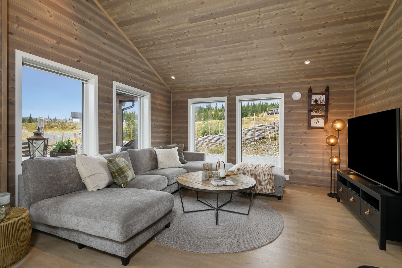 De generøse vindusflatene slipper inn rikelig med naturlig lys og skaper en luftig atmosfære. Galleribilde