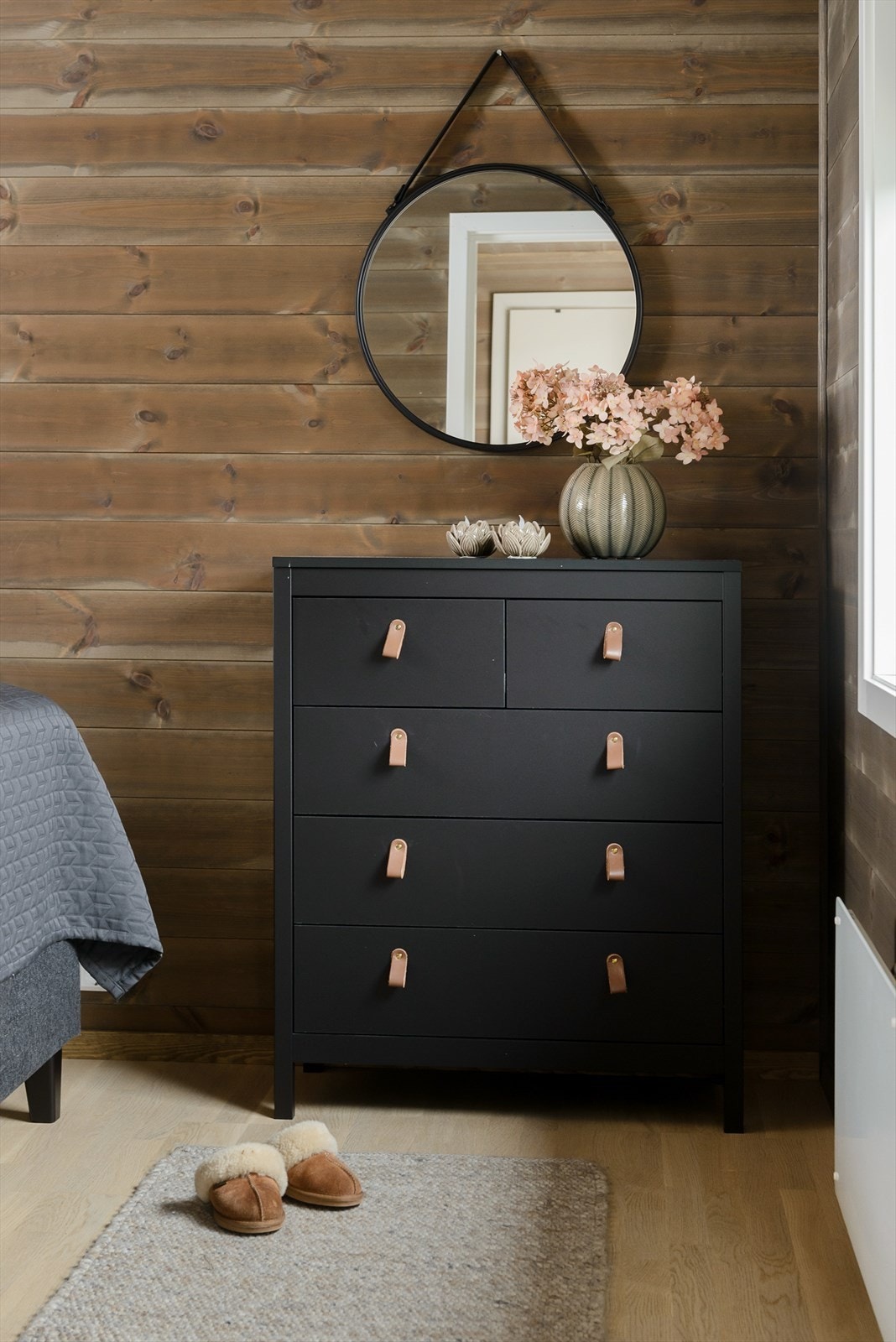 Soverommene har plass til store senger, nattbord og annet ønskelig møblement. Galleribilde